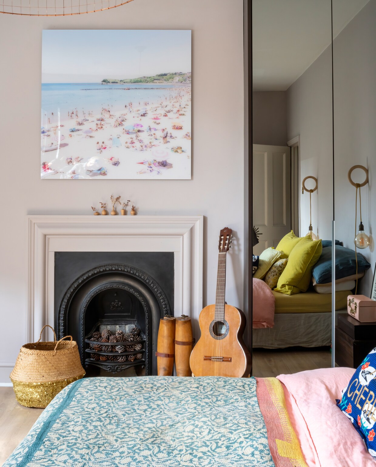 Muurverf Peignoir van Farrow &amp; Ball, foto uit privéarchief van Karine, hanglamp Volière van Mathieu Challières, mand H&amp;M Home, tweedehands kantha-sprei uit India. Overig onbekend. vtwonen special 131-2024 | productie Photofoyer | fotografie Benedicte Drummond | styling Fiona Evans