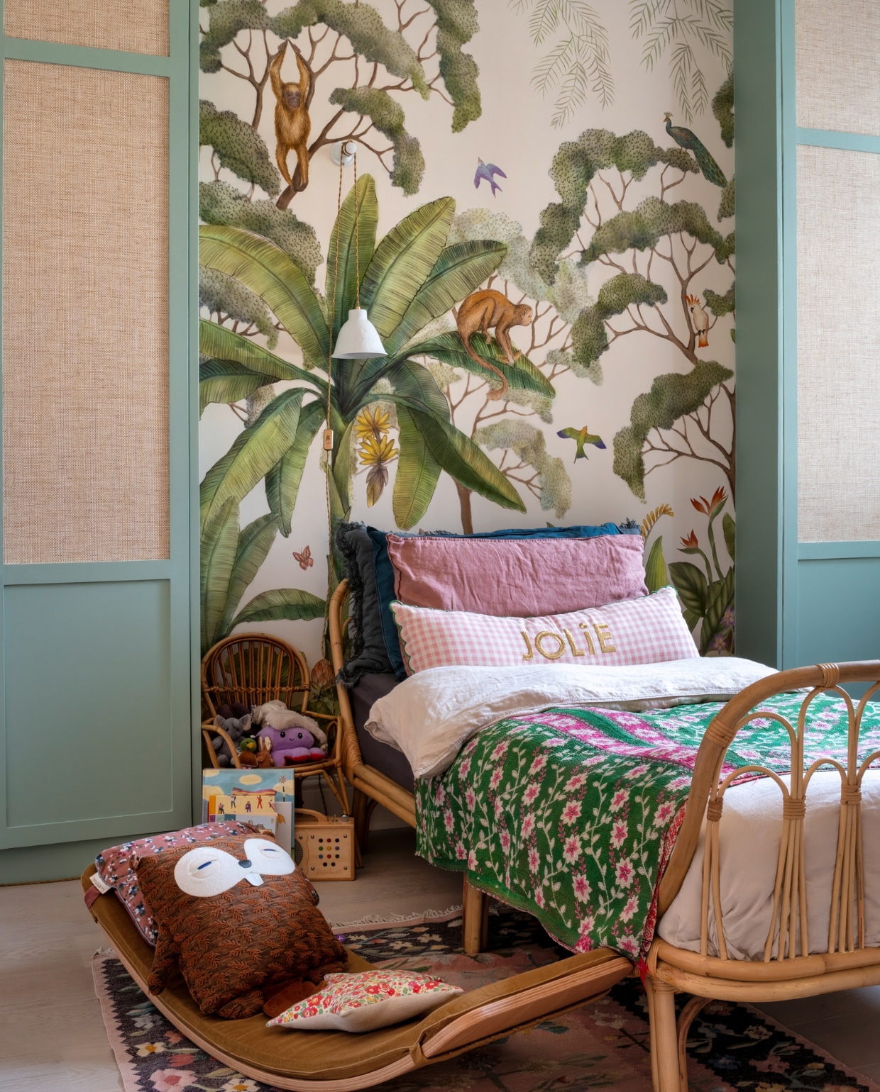 Behang Lulu and Georgia, muurverf Glass V van Paint &amp; Paper Library, behang op kastdeuren Phillip Jeffries, bed La Redoute, beddengoed Caramel, geruit kussen Oliver Bonas, tweedehands kantha-sprei uit India, vloerkleed vintage, zitplank Wobbel. Overig onbekend. vtwonen special 131-2024 | productie Photofoyer | fotografie Benedicte Drummond | styling Fiona Evans