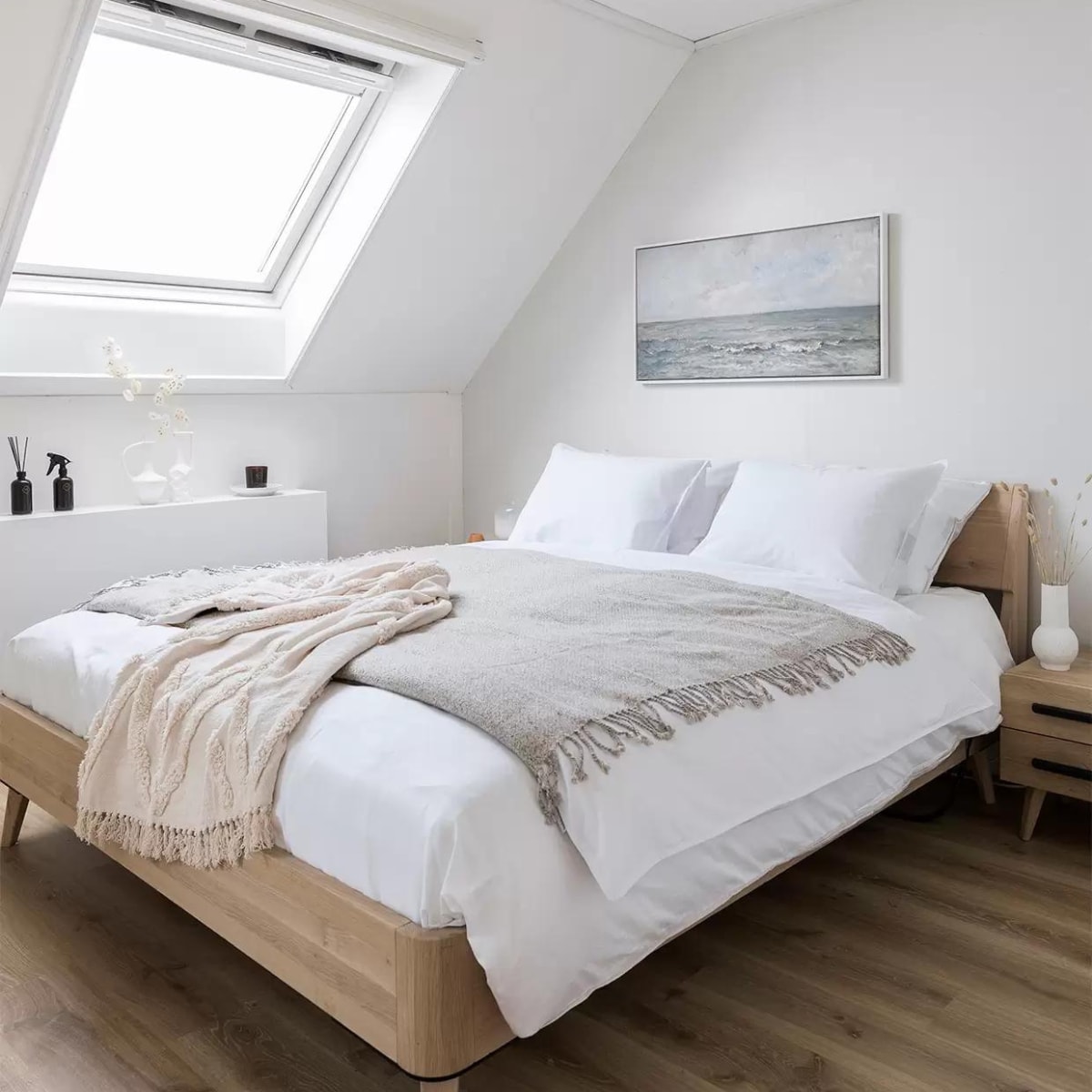 Behang Natural Wallcoverings I 322630, per rol € 145,- (eijffinger.com). Kast opgeknapt prijs op aanvraag (remmers-design.nl), geverfd met Flexa Creations muurverf RAL 9010 (flexa.nl). Lijm latten prijs op aanvraag (soudal.com). Kunstwerk Portret van Emma Jane Hodges door Charles Howard Hodges € 133,-, kunstwerk Zeegezicht van Charles-François Daubigny € 226,- (werkaandemuur.nl). Bedframe Balance Tender € 1290,-, nachtkast € 350,-, lattenbodem € 438,-, matras € 599,-, molton € 18,95, hoeslaken € 14,95, dekbed € 129,-, hoofdkussens, per stuk € 119,-, dekbedovertrek Royal Marrakesh € 89,95, naturel plaid Lapland van Kaat Amsterdam € 109,95, plaid Regan van Kaat Amsterdam € 79,95, geurkaars € 14,95, geurstokjes € 14,95, interieurspray € 14,95 (swisssense.nl). Tafellamp van Zuiver € 99,-, witte vaasjes van HKliving, set van 4 € 129,95, bordje in schelpvorm van HKliving € 11,65 (vtwonen.nl). Spiegel € 359,-, driehoekig bordje € 7,95 (hkliving.nl). Overig privébezit. vtwonen weer verliefd op je huis, seizoen 14 aflevering 7 | styling Marianne Luning | fotografie Barbara Kieboom