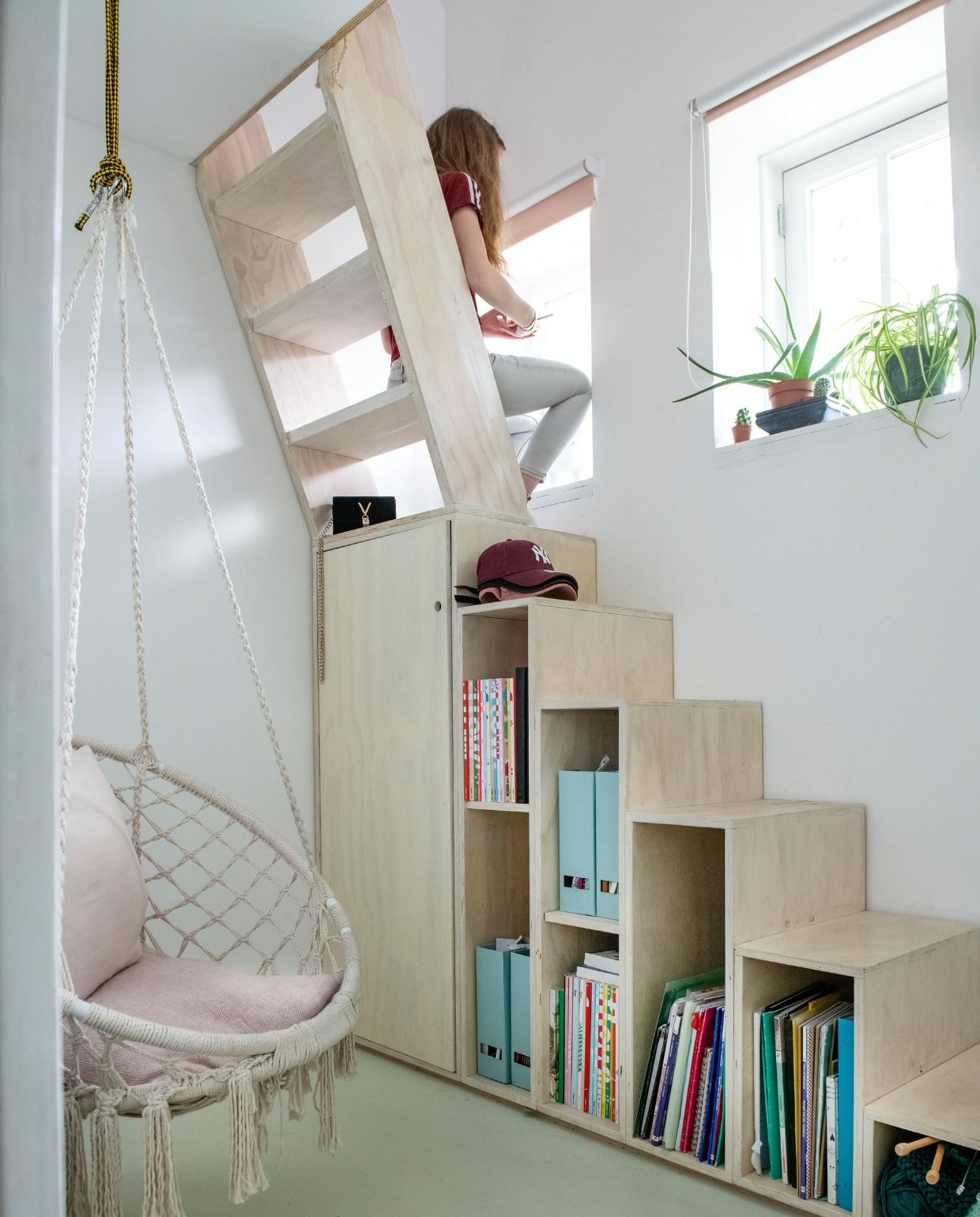 Kate heeft een mooi uitkijkpunt op de trap. Hangstoel Karwei. vtwonen special 03-2020  | productie InsideHomePage | styling Kristel de Jong | fotografie Louis Lemaire