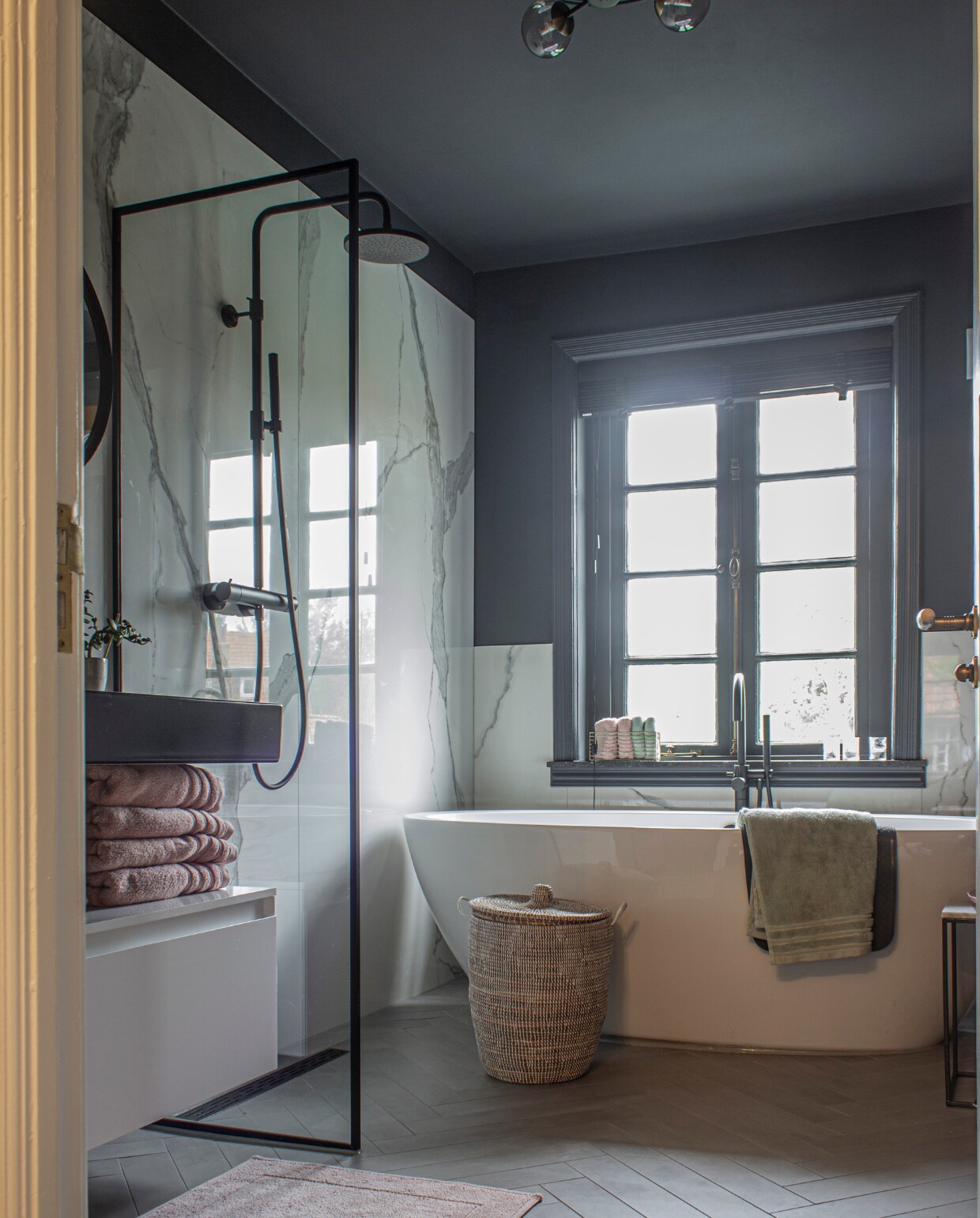Op de muur tegelplaten met marmerlook van BMN Bouwmaterialen. Badkuip Xenz Britt, mand De Emaillekeizer. Op de vloer diagonaal gelegde tegels van Mosa. Wasbak Plieger, wandkast Sanisale. Kranen en douche Hotbath. Plafondlamp Made. Handdoeken en mat de Bijenkorf. vtwonen special 03-2020 | styling Angela Zonneveld, Decorush | fotografie Anne Kohnke
