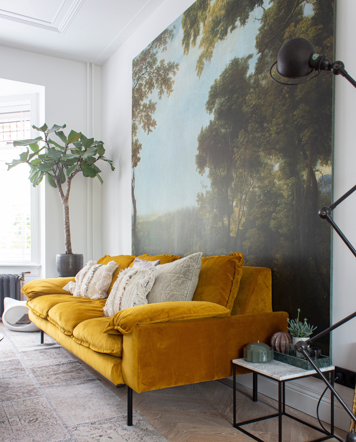 Bank Retro van Hkliving, kussens El Ramla Hamra, behang Tres Tintas van Rebel Walls, geplakt op een houten plaat. Vloerkleed Etsy. Vintage Jieldé-vloerlamp eBay. vtwonen special 03-2020 | styling Angela Zonneveld, Decorush | fotografie Anne Kohnke