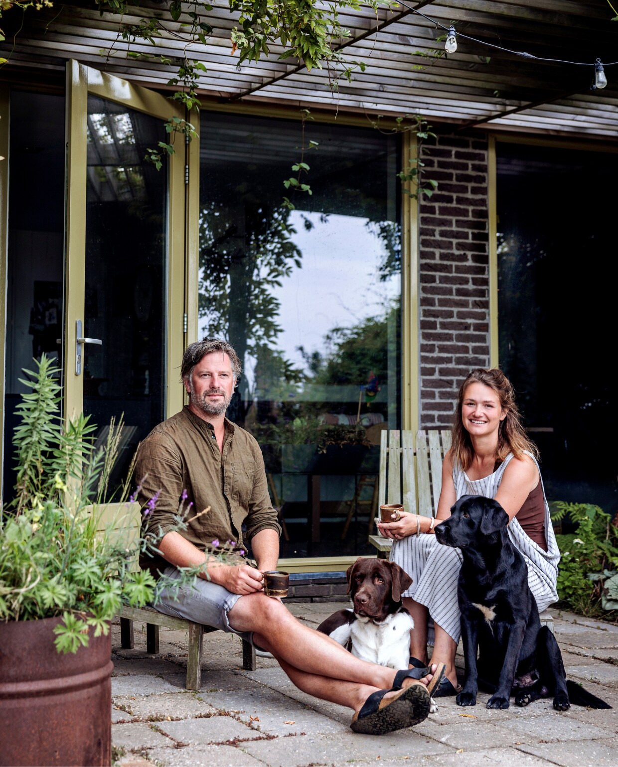 De bewoners Vivian en mark vtwonen tuinspecial 09 | styling Fietje Bruijn | fotografie Ernie Enkelaar