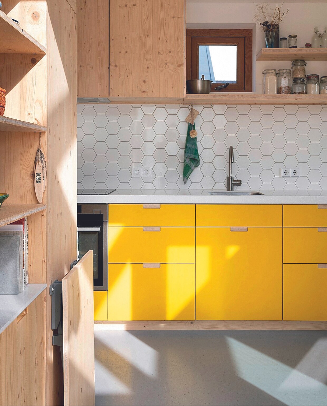 Marmoleumvloer Cocoa van Forbo in 3582 Earl Grey Chocolate. Keuken en houten kasten maatwerk Wel Interieurs. Wandtegels Luxor Hexagon van Tegelinfo. Overig onbekend. vtwonen 03-2024 | fotografie Jonah Samyn