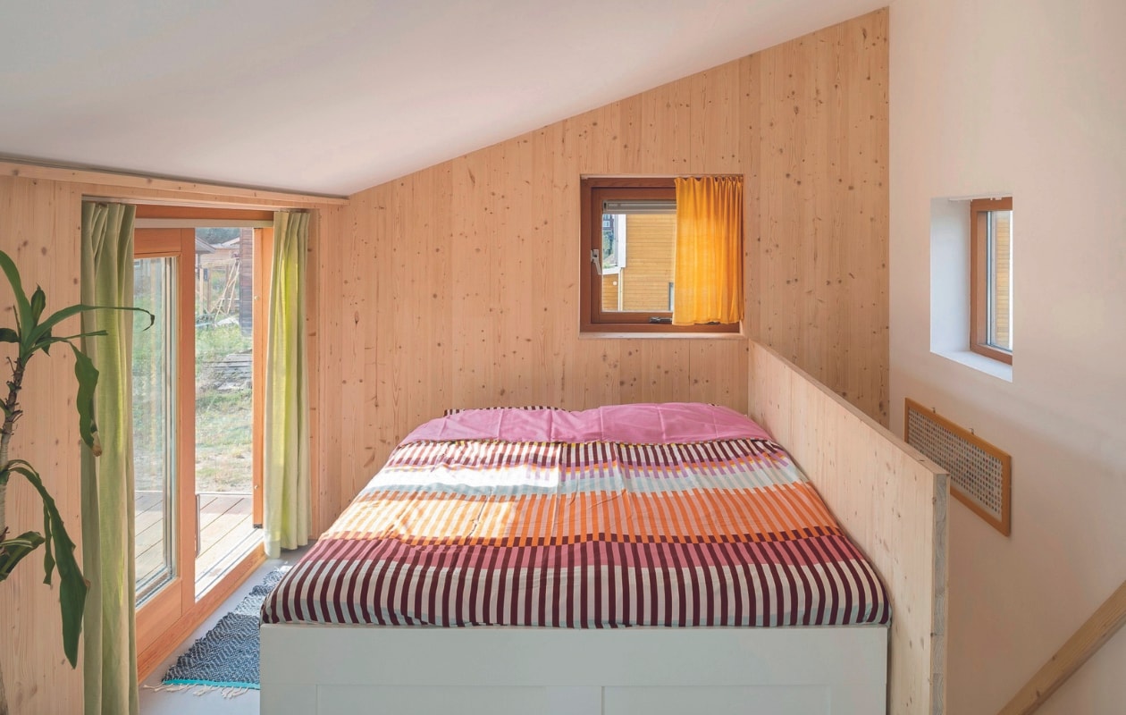 Groene gordijnen zelfgemaakt met stof van Jan Sikkes, gele gordijnen Atelier Groenmblauw. Dekbedovertrek Oilily. Ecologische muurverf wit van Auro. Overig onbekend. vtwonen 03-2024 | fotografie Jonah Samyn