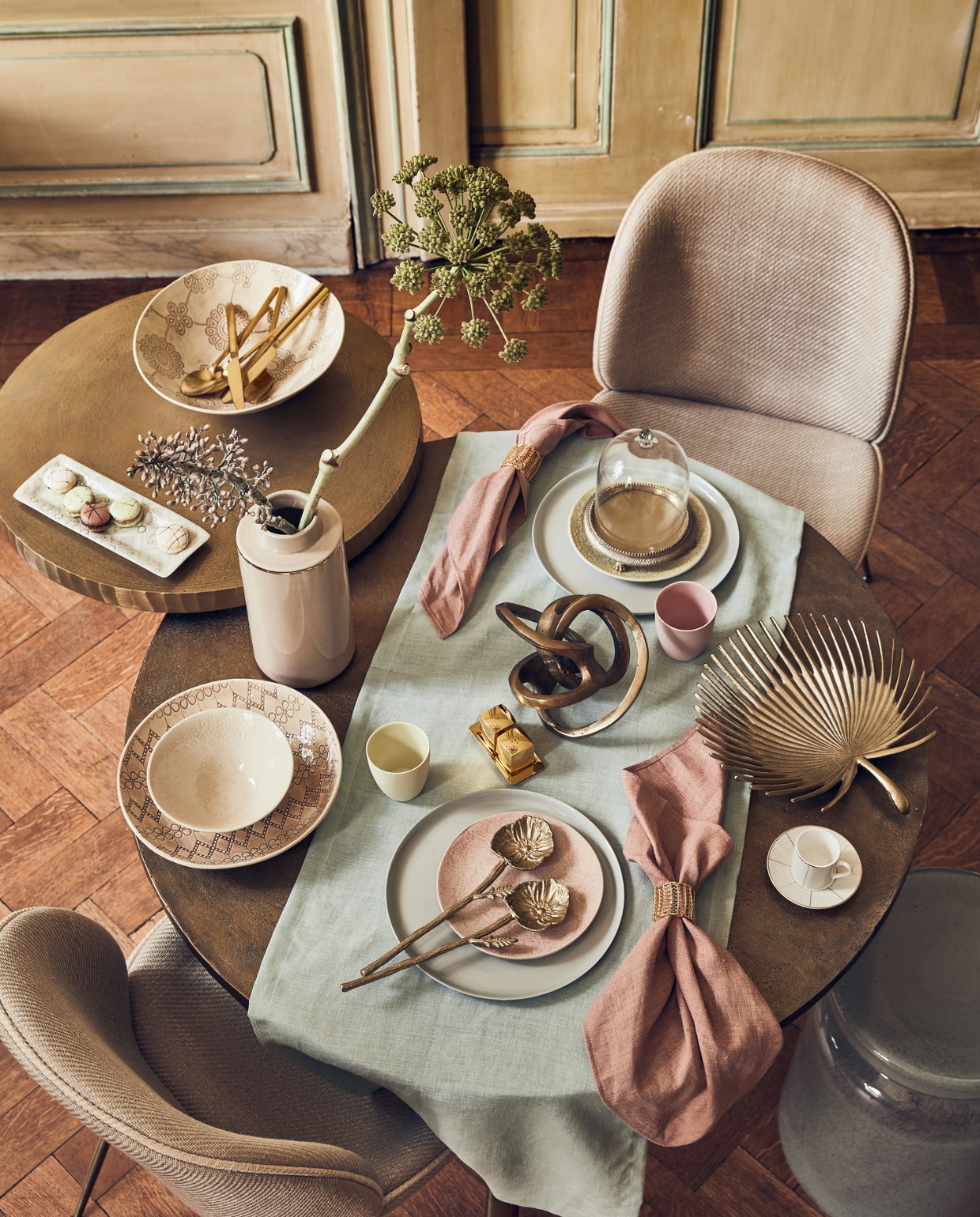 Goudkleurige tafel, 100x75 cm (Øxh) € 2212,50, kleine goudkleurige tafel, 61x76 cm (Øxh) € 525,- (polspotten.nl). Stoffen stoel met goudkleurige poot € 1250,- (mobilia.nl). Blauwe tafelloper € 43,-, roze linnen servet € 9,- (libecohomestores.eu). Glazen kruk € 1115,-, blauwe porseleinen borden per stuk € 43,71, pastelkleurige bekers € 32,75 (badenbaden.nl). Divers Wonki Ware servies met dessin in pastel en poedertint vanaf € 19,-, rechthoekige schaal € 14,- (couleurlocale.eu). Goudkleurig slabestek in bloemvorm € 12,99, goudkleurig bestek per couvert € 9,99, roze vaas met goudkleurige rand € 19,99, stolp met goudkleurige voet € 19,99, goudkleurig blad prijs op aanvraag (hm.com). Kop en schotel in wit met goud € 5,99, goudkleurig peper-en-zoutstel € 22,99 (zarahome.com). Goudkleurige siervorm € 36,-, servetring € 5,95 (loods5.nl). vtwonen 09-2019 | styling Liza Wassenaar | fotografie Jeroen van der Spek