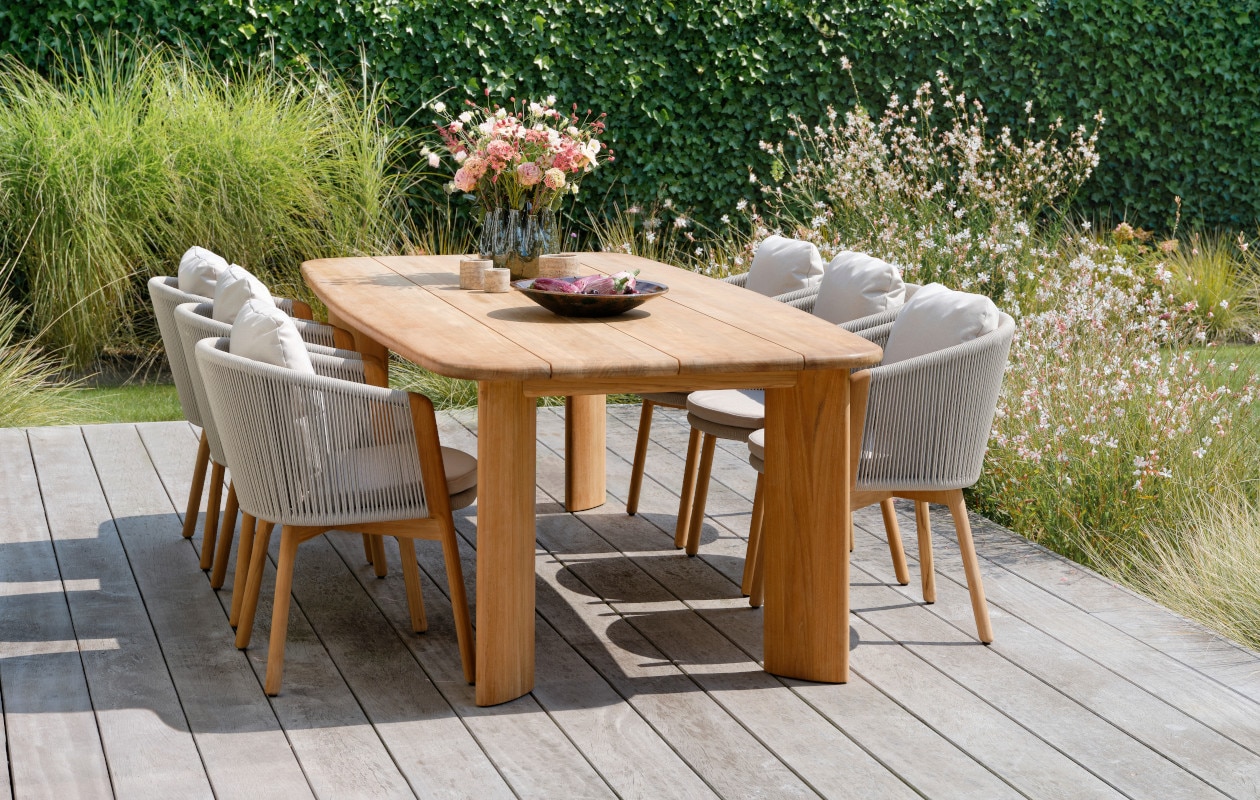Tuintafel en tuinstoelen uit de Gardo-collectie van Exterioo.