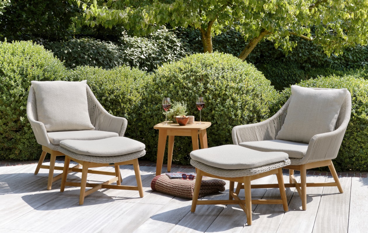Borgo-loungestoelen in teakhout en beige rope (bij Exterioo).