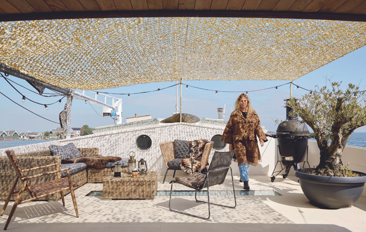 Lichtslinger van PrikkabelLed, camouflagenet Camouflagenet Shop. Fauteuil Iris en olijfboom Intratuin. Overige stoelen Jysk, barbecue The Bastard, plaid EcuaFina. Overig onbekend. vtwonen 03-2024 | styling Marianne Luning | fotografie Tjitske van Leeuwen
