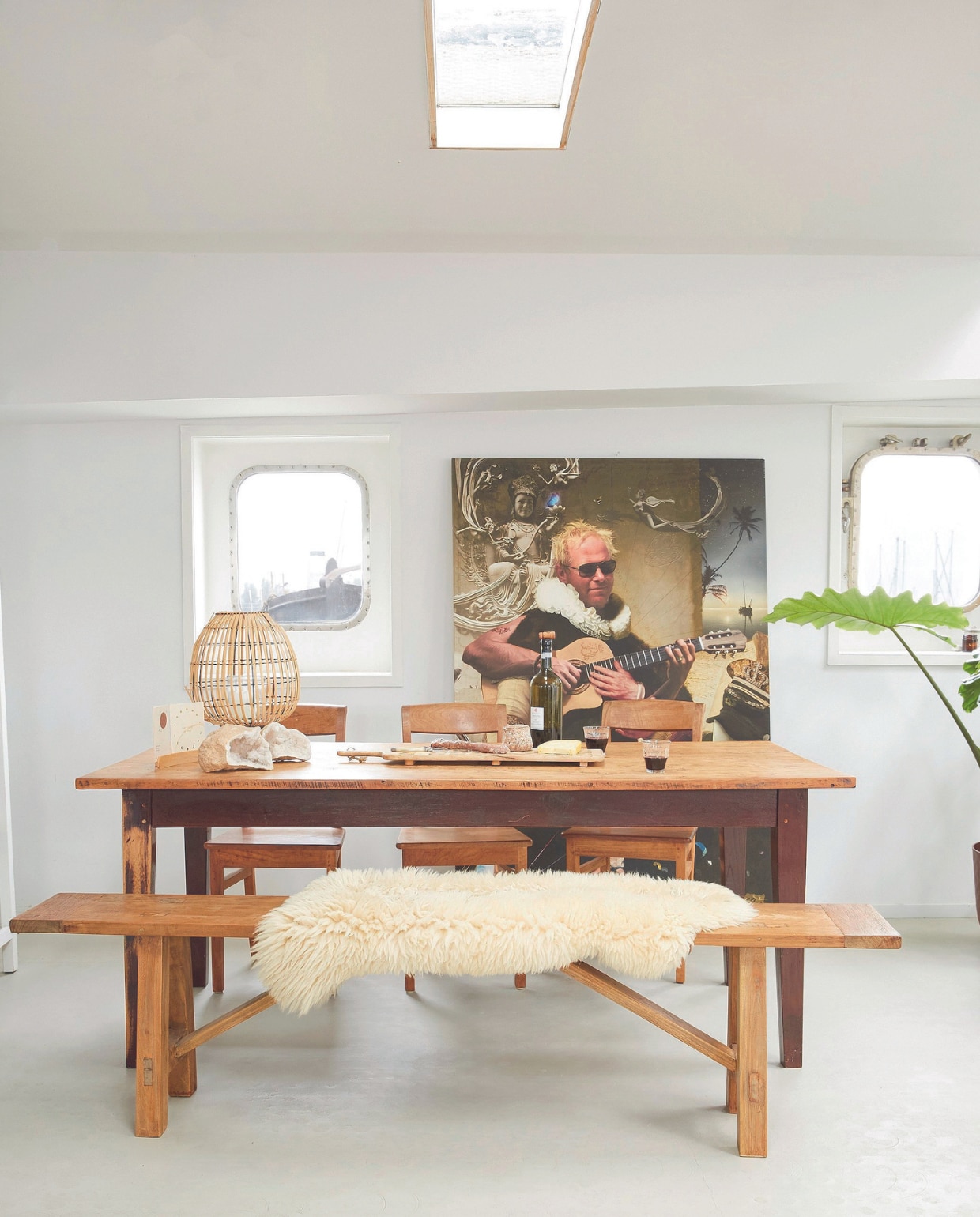 Kunstwerk Visuele Zaken, windlicht Intratuin, eettafel Van Til Interieur. Eetkamerbank en eetkamerstoelen Loods 5. Schapenvacht Texelana, zandcement vloer met betonverf. Overig onbekend. vtwonen 03-2024 | styling Marianne Luning | fotografie Tjitske van Leeuwen