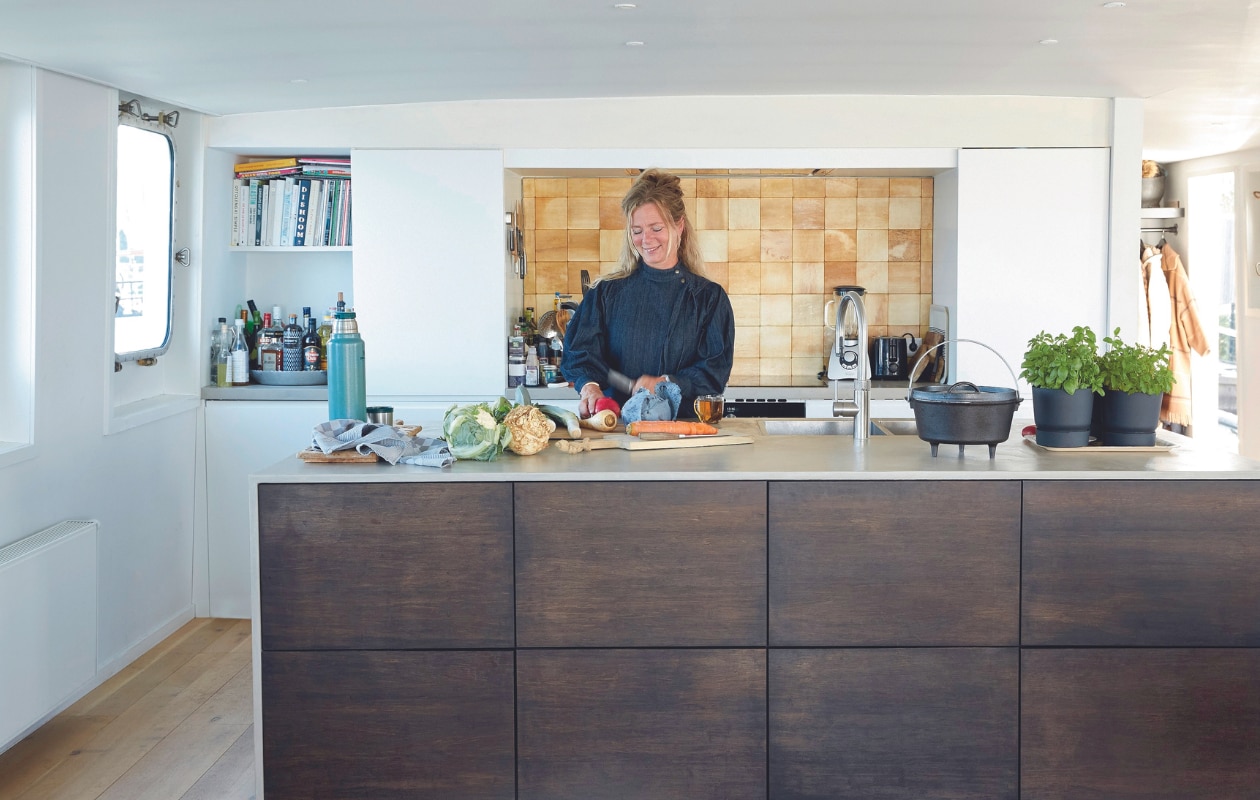 Wandtegels Ecolurian, thermosfles Stanley, keuken Ikea met bamboe fronten, beton ciré aanrechtblad zelfgemaakt, houten vloer Bax Houthandel, kraan Quooker, braadpan Dutch Oven Shop. Overig onbekend. vtwonen 03-2024 | styling Marianne Luning | fotografie Tjitske van Leeuwen