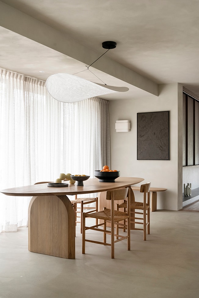 De eethoekDe eettafel en het bankje is van Studio Henk en de stoelen zijn van het Scandinavische merk Fredericia via Grego Interior Architects. De plafondlamp boven de tafel is van New Works. Het zwarte kunstwerk is gemaakt door Kathy G Artworks. De wandlamp is van Serax. Fotografie Muk van Lil