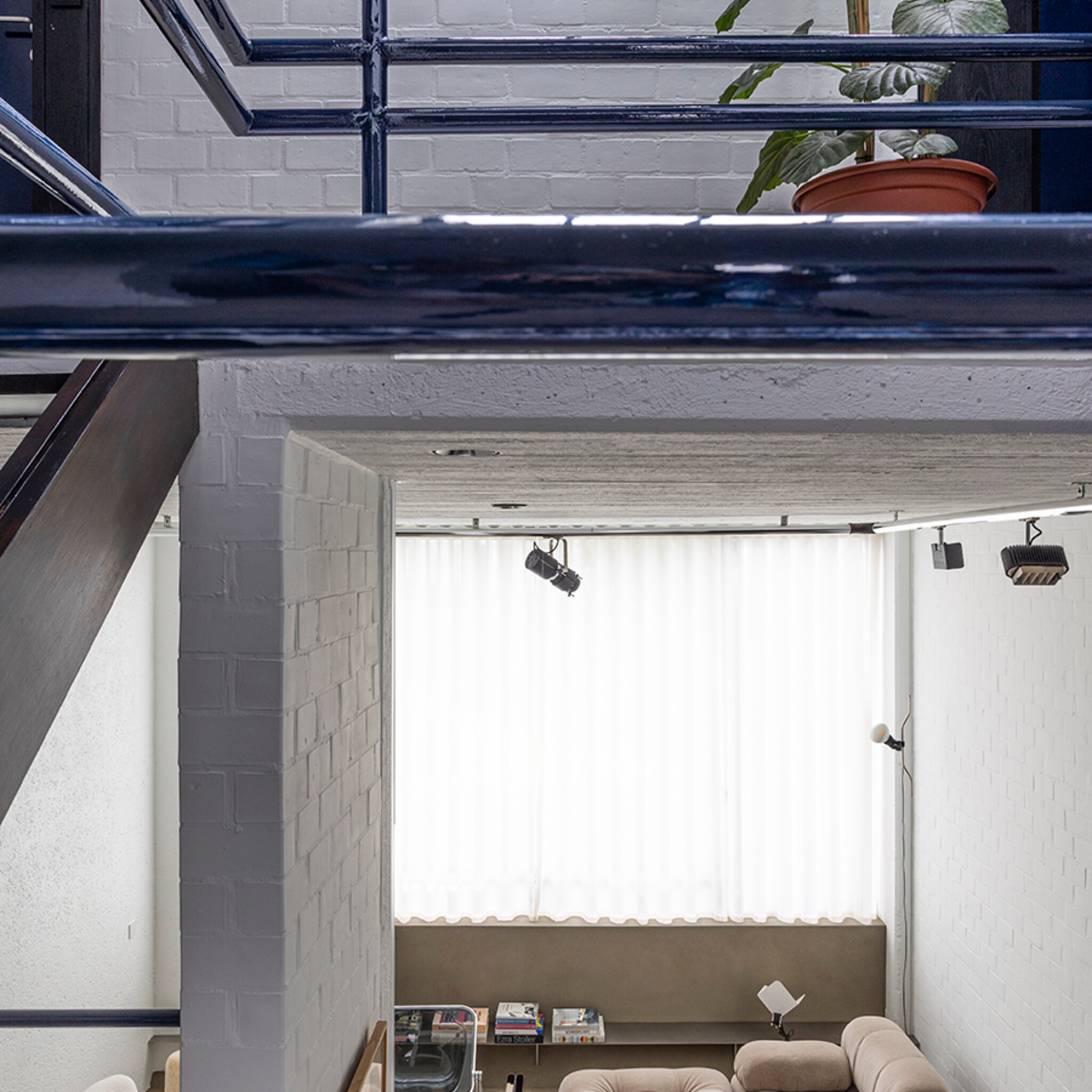 beton-en-vintage-kijk-binnen-in-brutalistische-woning-in-gent