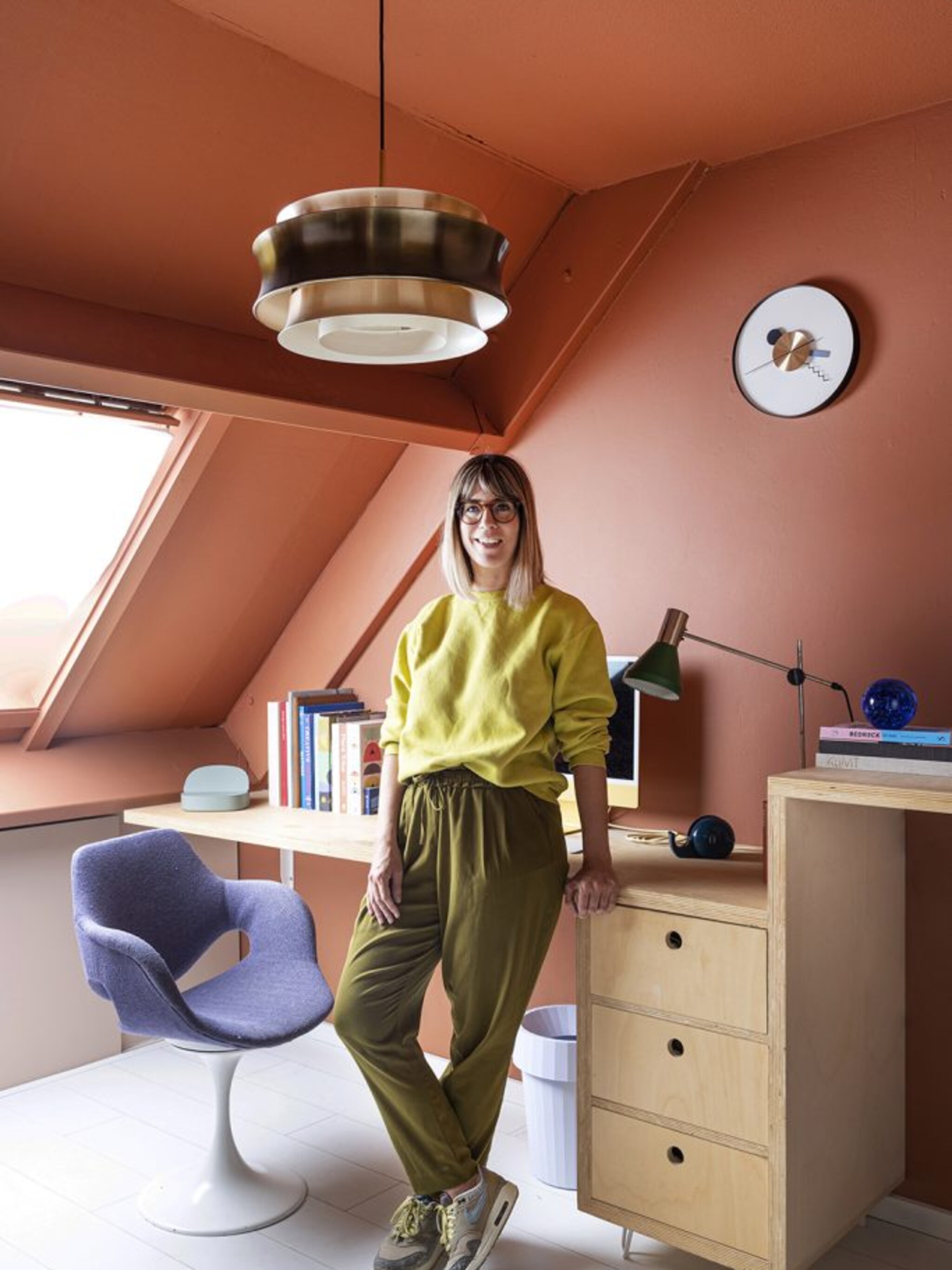 kijk binnen in een rijtjeshuis met uitgebalanceerd kleurpalet