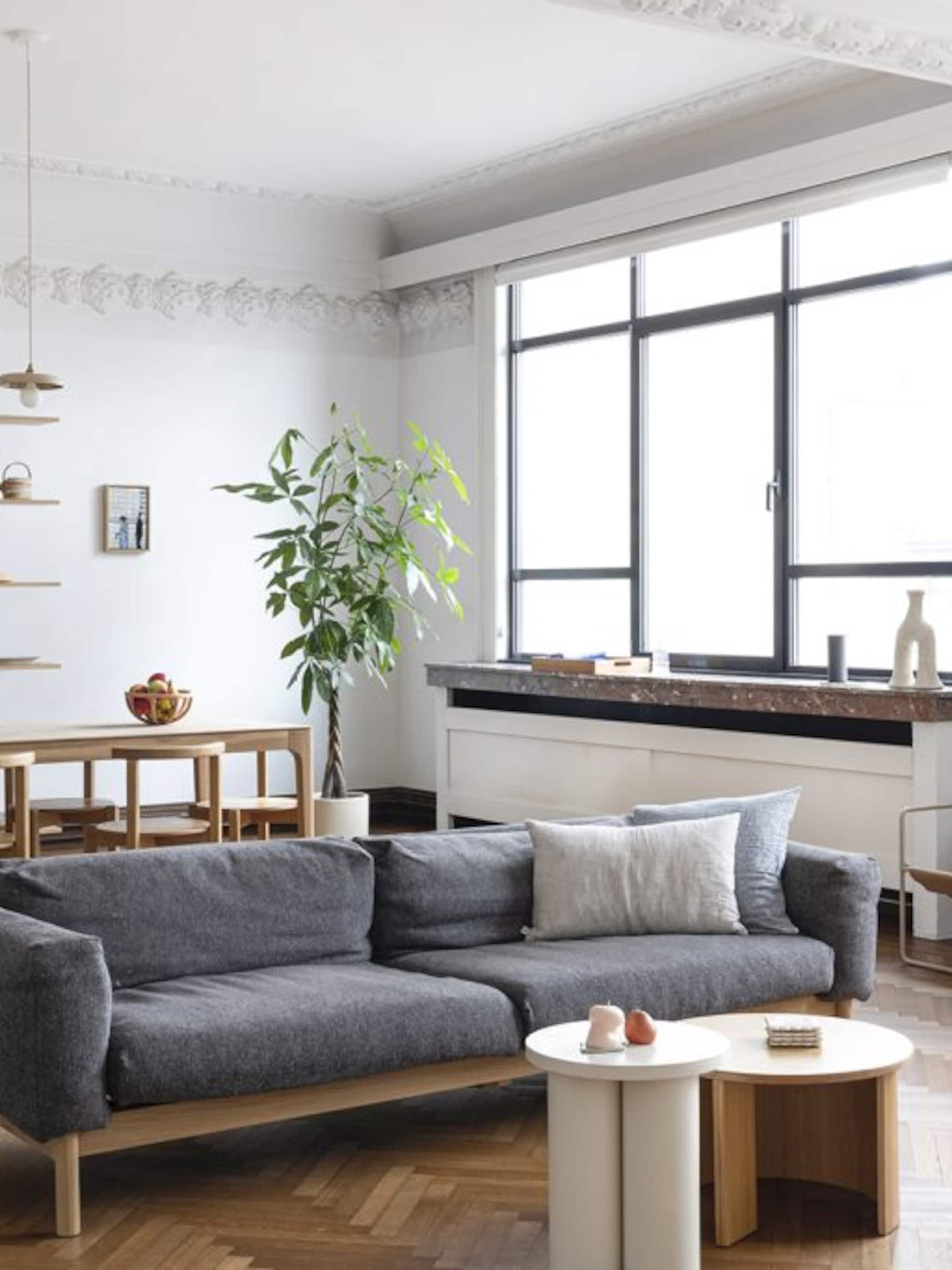 binnenkijken in een authentiek art decoappartement met rustgevend interieur
