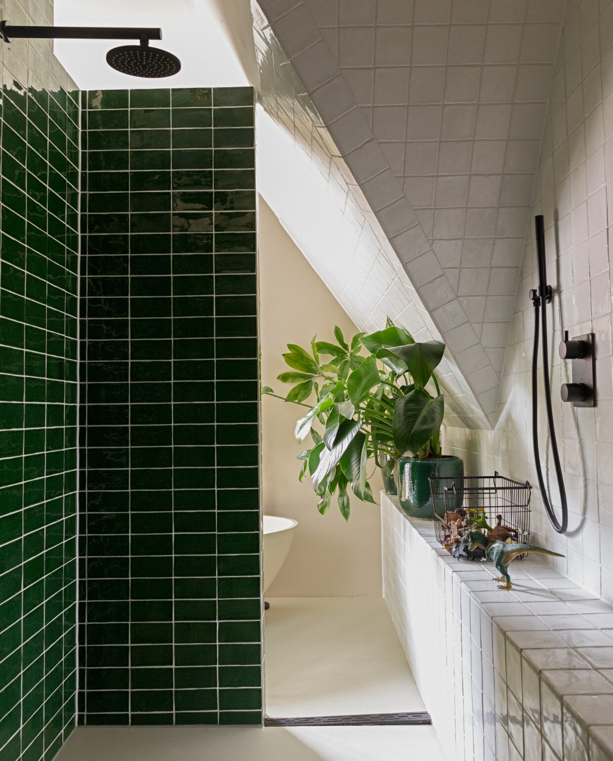 Tegels Cabrera Verde Cobre via Design Tegels. Bad Solid Surface Stone Sand. Plantenpot Serax. Vloer gietvloer. vtwonen 04-2022 | styling Ilona Jongepier | fotografie Dana van Leeuwen