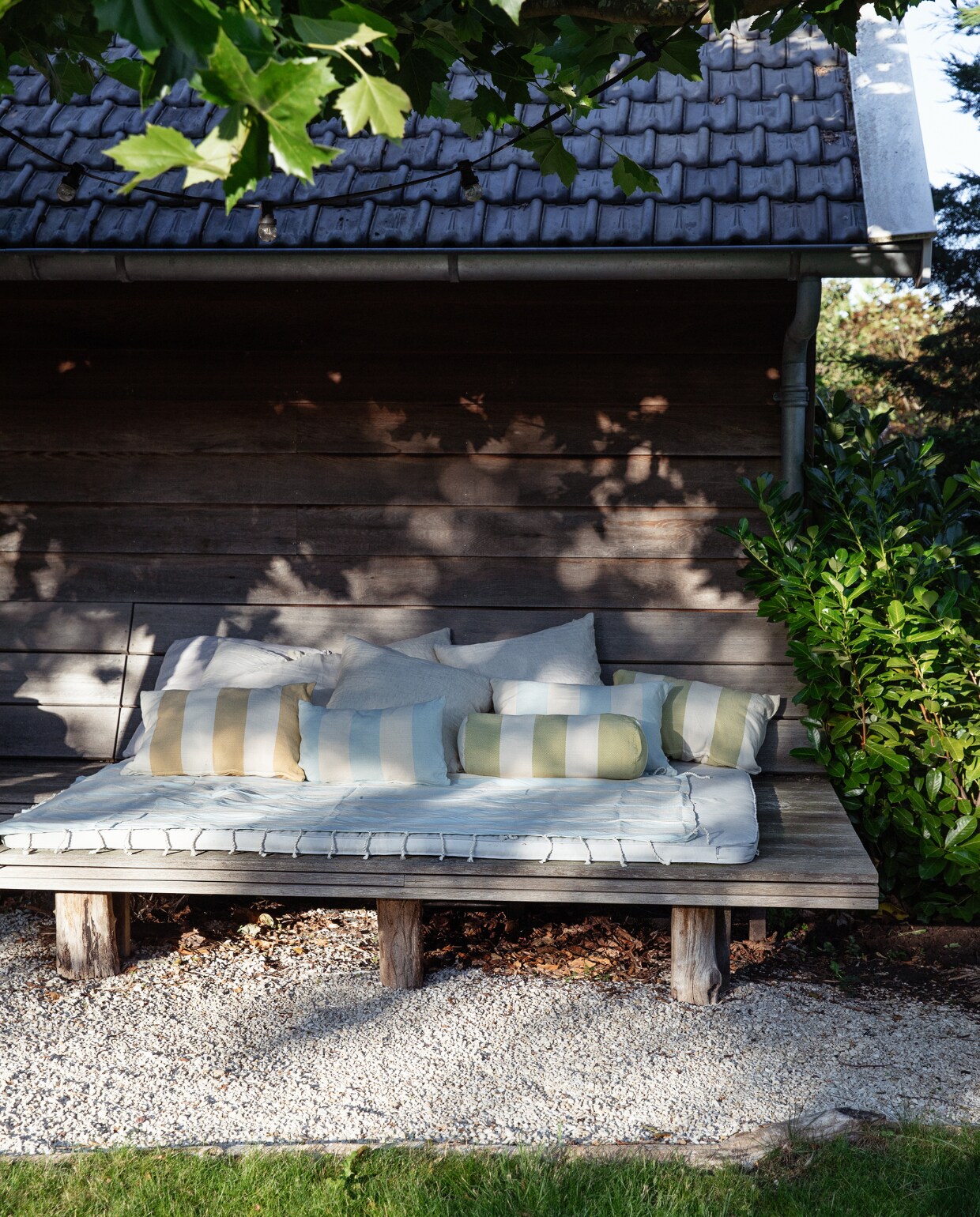 Op de paden en terrassen ligt Castle grind, een fijne grindsoort in warme beige- en bruintinten. Kussens The Souks, doek De Boerenbonthal. vtwonen Tuin 09 | styling Ilona Jongepier | fotografie Dana van Leeuwen