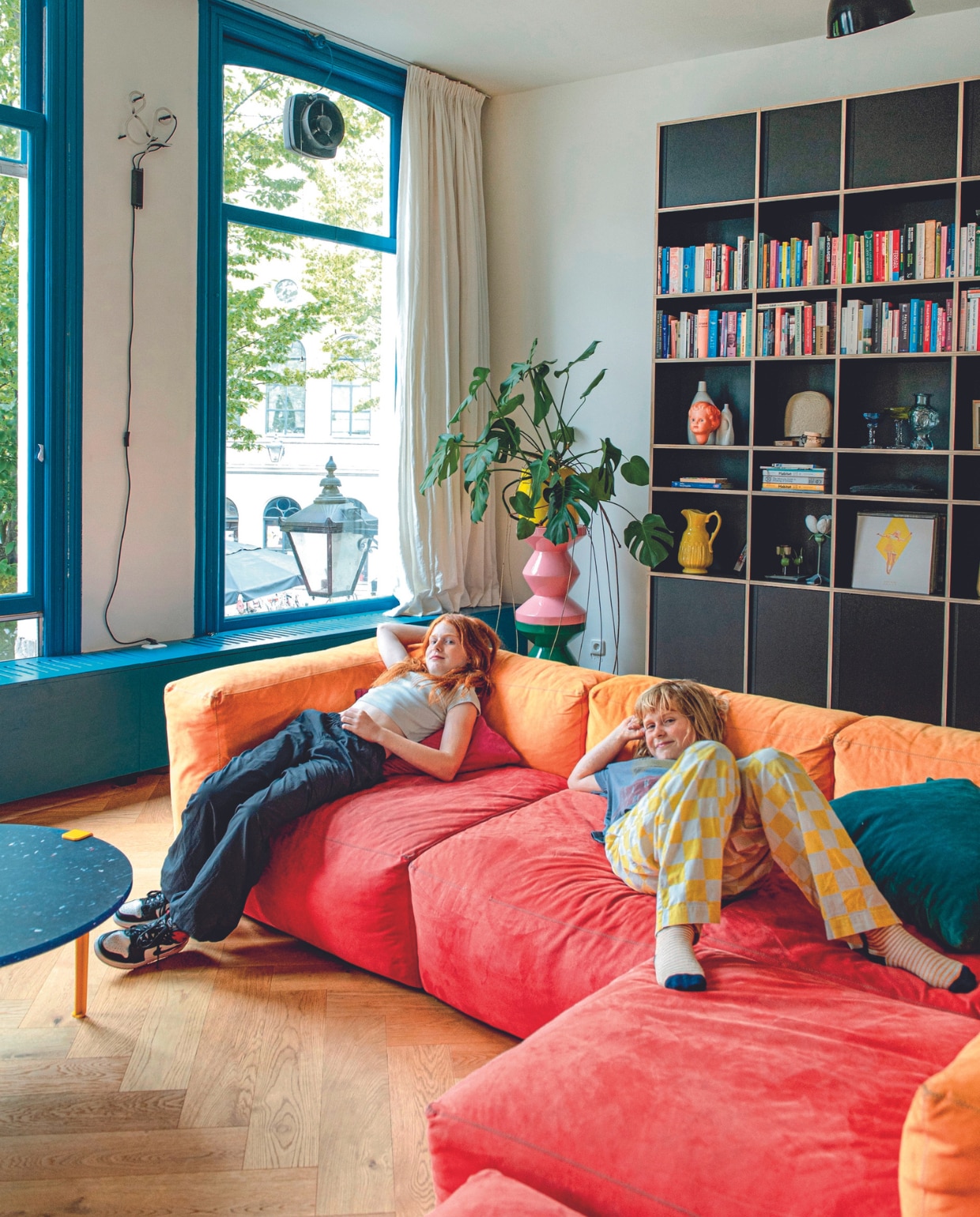 Bank Hay, salontafel Tiptoe, kast Tylko, plafondlamp rommelmarkt, krukken Polspotten, plantenpot Serax, verf kozijnen Piet Hein Eek Project Blue 03 van Lacq. Overig onbekend. vtwonen 04-2024 | productie De Binnenkijkers | styling Jeske Weel | fotografie Caroline Coehorst