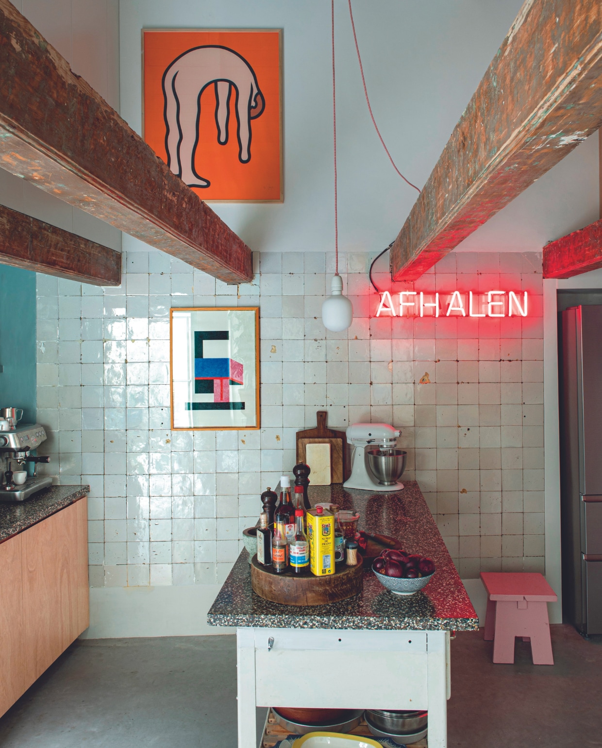Kunstwerk boven Stang Gubbels, neonletters cadeau. Keuken en kruk gemaakt door Job. Koffiemachine en koffiemolen Sage, oude bakkerstafel Van Dijk &amp; Ko. Overig onbekend. vtwonen 04-2023 | productie De Binnenkijkers | styling Jeske Weel | fotografie Caroline Coehorst