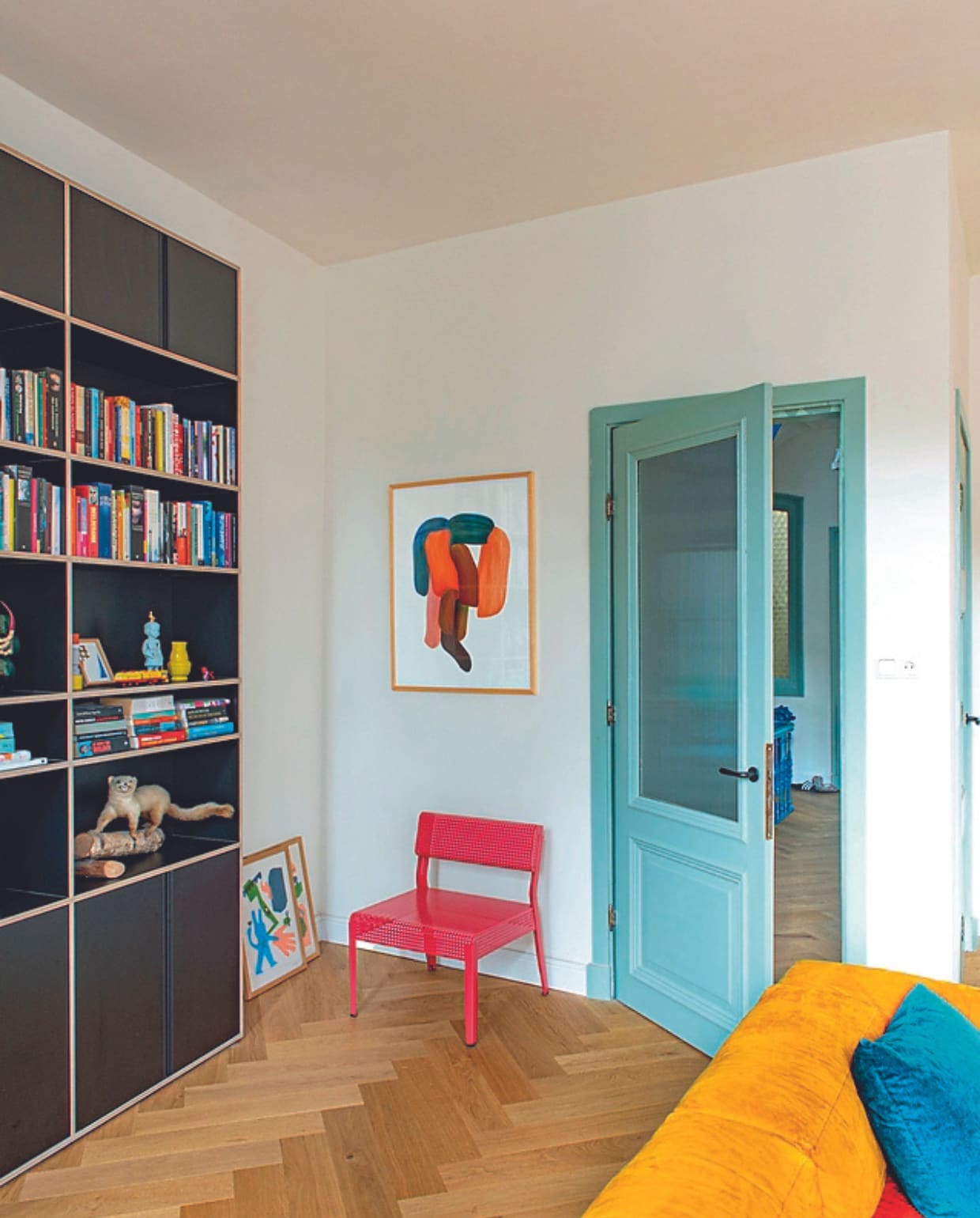 Kast Tylko, stoel Ikea, kunstwerk op de vloer Stang Gubbels, kunstwerk aan de wand Ronan Bouroullec via Wrong Shop, verf deur Piet Hein Eek Hotel Blue van Lacq. vtwonen 04-2023 | productie De Binnenkijkers | styling Jeske Weel | fotografie Caroline Coehorst
