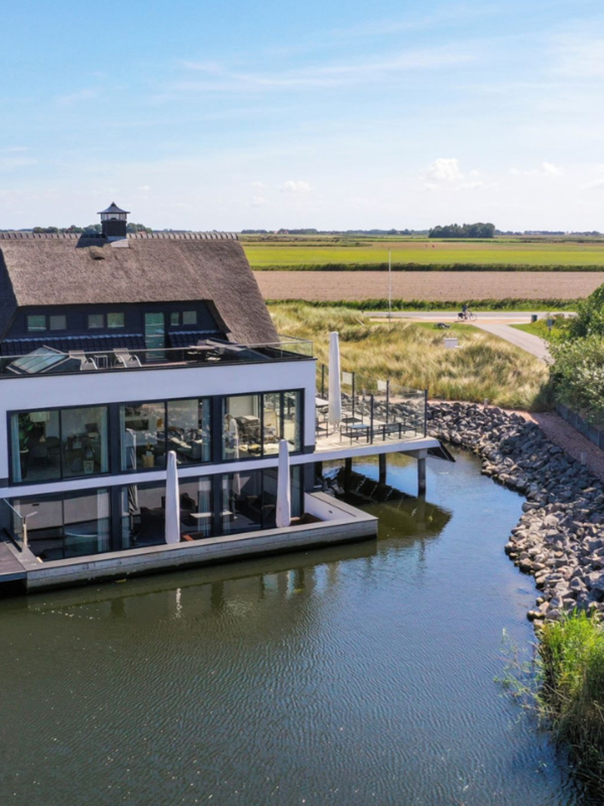 gespot drink met de billen bloot melk uit een kokosnoot in en rondom deze texelse villa