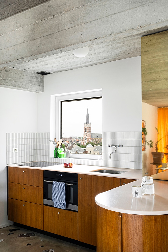 Aanrecht van keuken met zicht op Antwerpen in dakappartement van 50 m² Kaatje Verschoren
