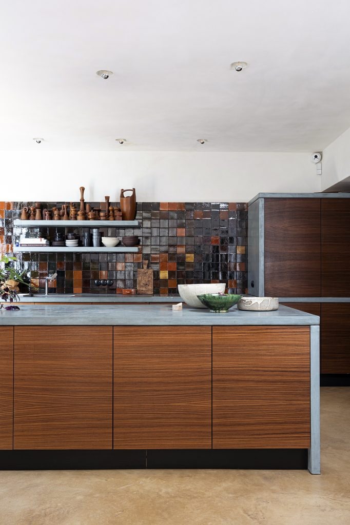 Keuken met ambachtelijke materialen in design en kunst herenhuis Kaatje Verschoren