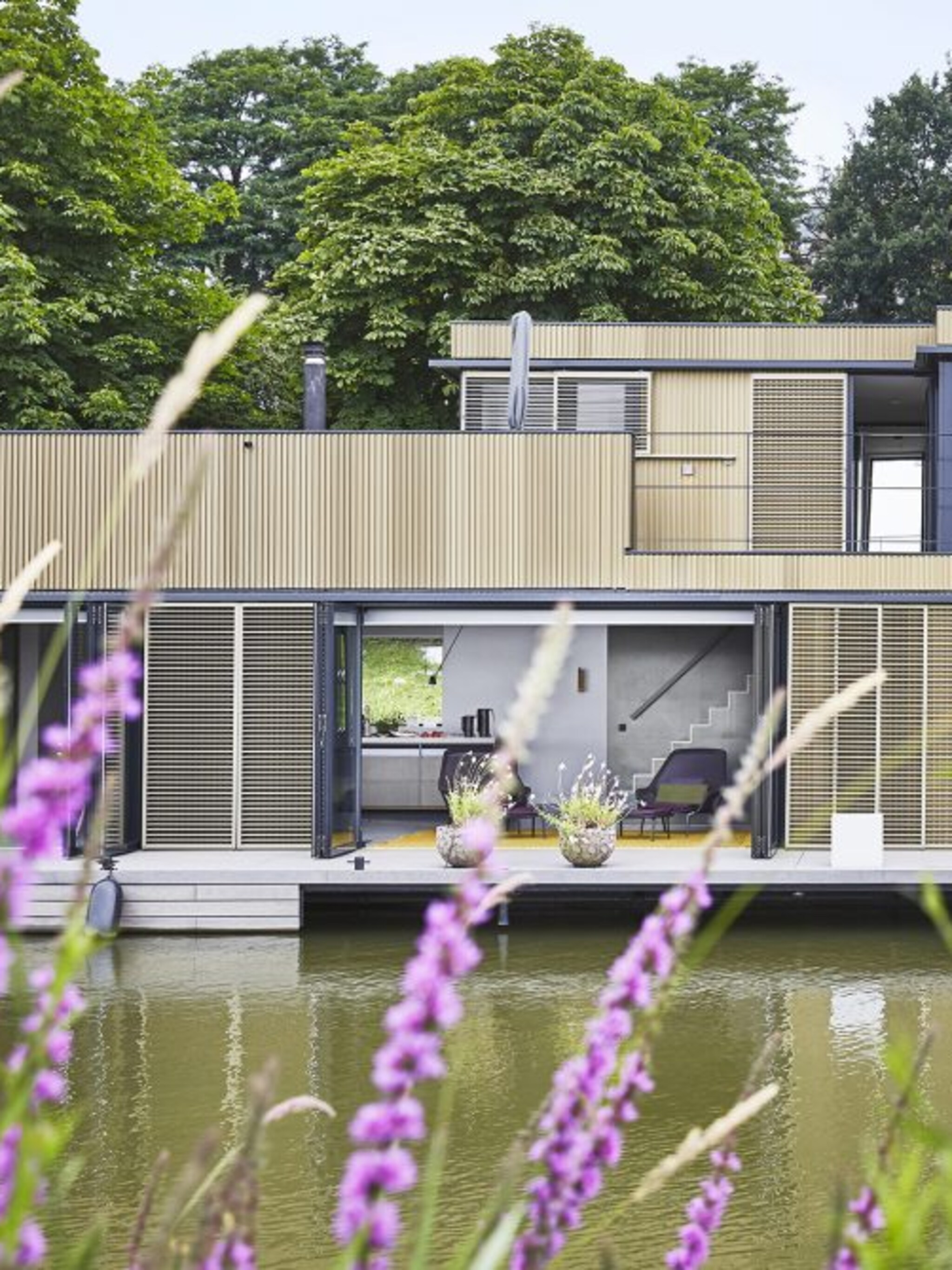 op deze woonboot versmelten natuur en interieur met elkaar