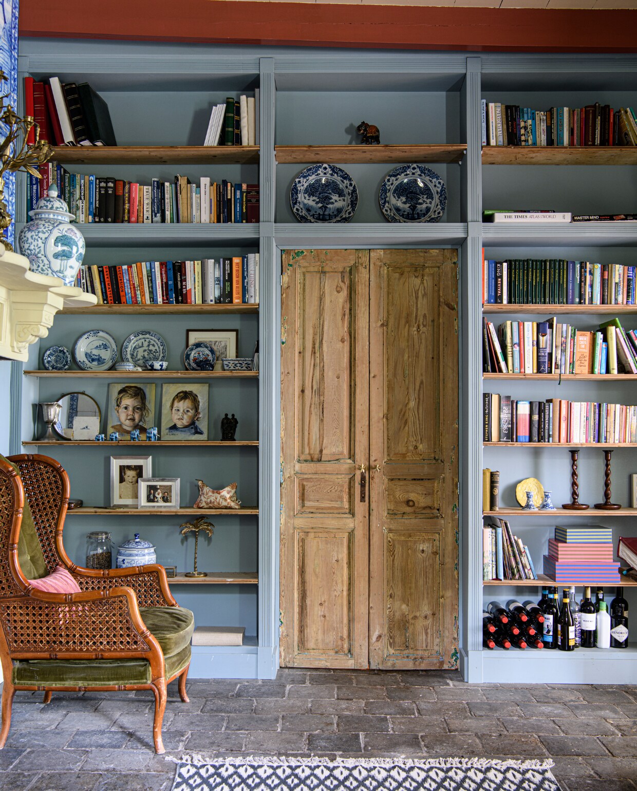 Maatwerk kast gemaakt van oude kaasplanken Marktplaats, verf Stone White van Farrow &amp; Ball. Oude deuren Burbri Antiek. Schilderijtjes kinderen Els van Dijkum-van Nierop. Blauwe borden cadeau. Andere borden en gemberpot kringloop. Olifant Kluswijs. Kandelaars erfstukken. Stoel Marktplaats. Stenen vloertegels origineel. Overig onbekend. vtwonen binnenkijken special 131-2024 | productie Inside Homepage | styling Kim Timmerman | fotografie Louis Lemair