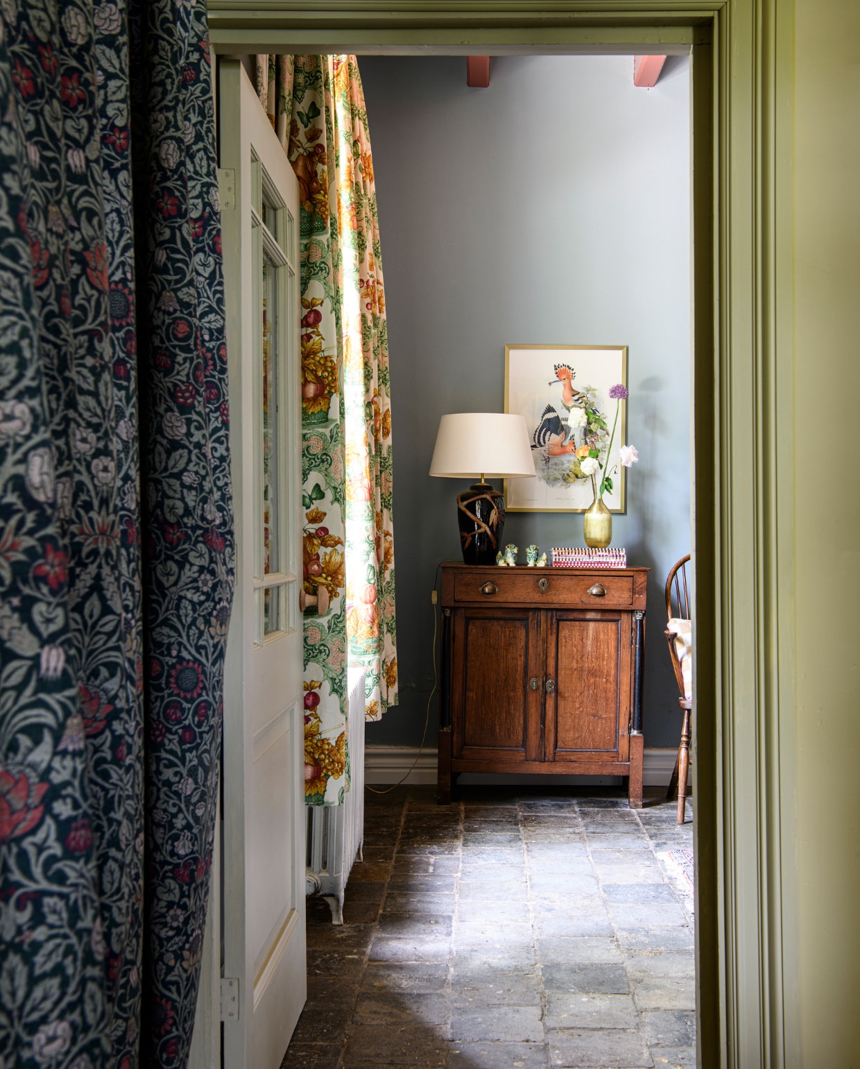 Marks &amp; Spencer. Oker plaid H&amp;M Home. Kruk vintage. Nachtkastje Goedt Wonen. Gordijnen Creative Lab Amsterdam. Deurpost en plinten Plintenfabriek. Verf Fogged Landscape van Lab Paint. 3 Bureau erfstuk. Houten stoel cadeau. Plinten, lambrisering en deurposten Plintenfabriek. Deuren en stalramen Mercator &amp; Co. Verf slaapkamer Fogged Landscape, verf gang Daydream, houtwerk Shade of Linen, alles van Lab Paint. Vloer Bebo Parket. vtwonen binnenkijken special 131-2024 | productie Inside Homepage | styling Kim Timmerman | fotografie Louis Lemair