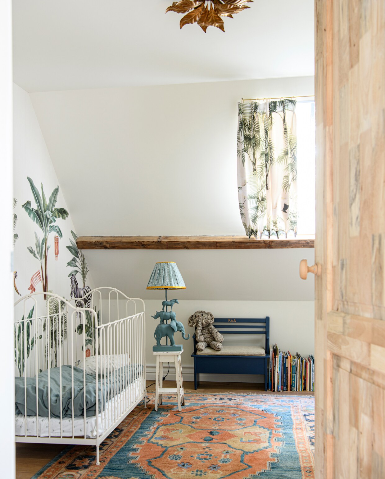 Behang Lovely Jungle en gordijnstof van Creative Lab Amsterdam. Kleed vintage. Vintage bed uit de familie. Bank Het Stoeltje Van. Deur Mercator &amp; Co. Lampenkap zelfgemaakt, lampenvoet kringloop. Plafonnière Catawiki. Muurverf Shade of Linen van Lab Paint. vtwonen binnenkijken special 131-2024 | productie Inside Homepage | styling Kim Timmerman | fotografie Louis Lemair
