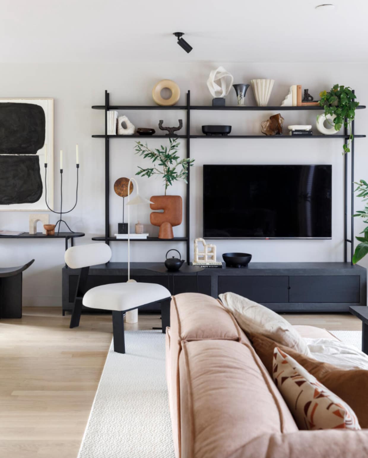 Verf muren en plafond Urban Taupe Flexa. Lak ramen DN.00.11 Flexa. Plafondspots Lightinova. Wandkast, bureau, plek voor katten en eetbank op maat gemaakt BoxWorx. Kunstwerk Ans de Kruyf. Kruk Brutus Eijerkamp. Ga voor meer productinformatie naar https://www.vtwonen.nl/weer-verliefd-op-je-huis/seizoen-17-aflevering-12. Weer verliefd op je huis, aflevering 12 seizoen 17 | styling Liza Wassenaar | fotografie Margriet Hoekstra