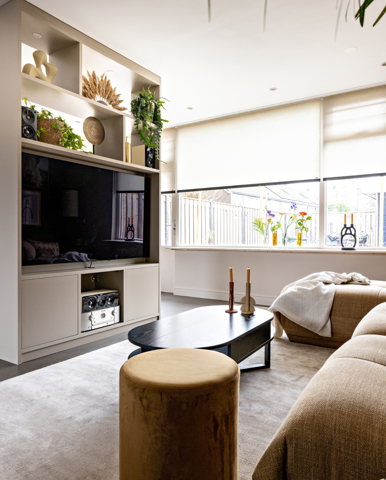Bank, vloerkleed van Brinker, bananenblad van Urban Nature Culture, kussen Geometry van Trendhopper Eijerkamp. Webbing ladekast Xenos. Bijzettafel van Light &amp; Living, poef van Light &amp; Living Dutch Home Label. Salontafel van Moos, vloerlamp van it’s about RoMi vtwonen.nl/shop. Ga voor meer productinformatie naar https://www.vtwonen.nl/weer-verliefd-op-je-huis/seizoen-16-aflevering-3. vtwonen weer verliefd op je huis, seizoen 16 aflevering 3  | styling Eva van de Ven | fotografie Sonja Velda