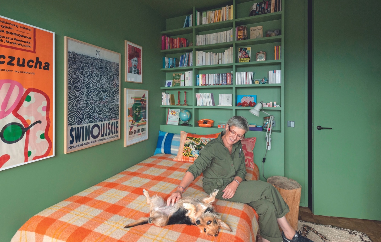 Verf Cake Green van Farrow &amp; Ball, kussens Etsy, deken vintage, posters uit Polen, boomstronk uit tuin vader, vloerkleed uit Marokko. Overig onbekend. vtwonen 04-2024 | fotografie Mr. Frank