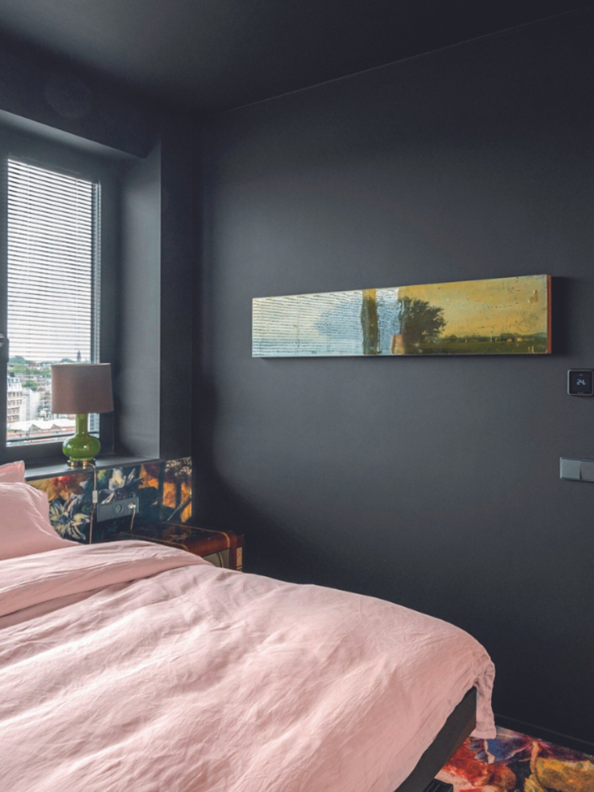een stukje vloer op de muur zo creeer je eenheid in de slaap kamer