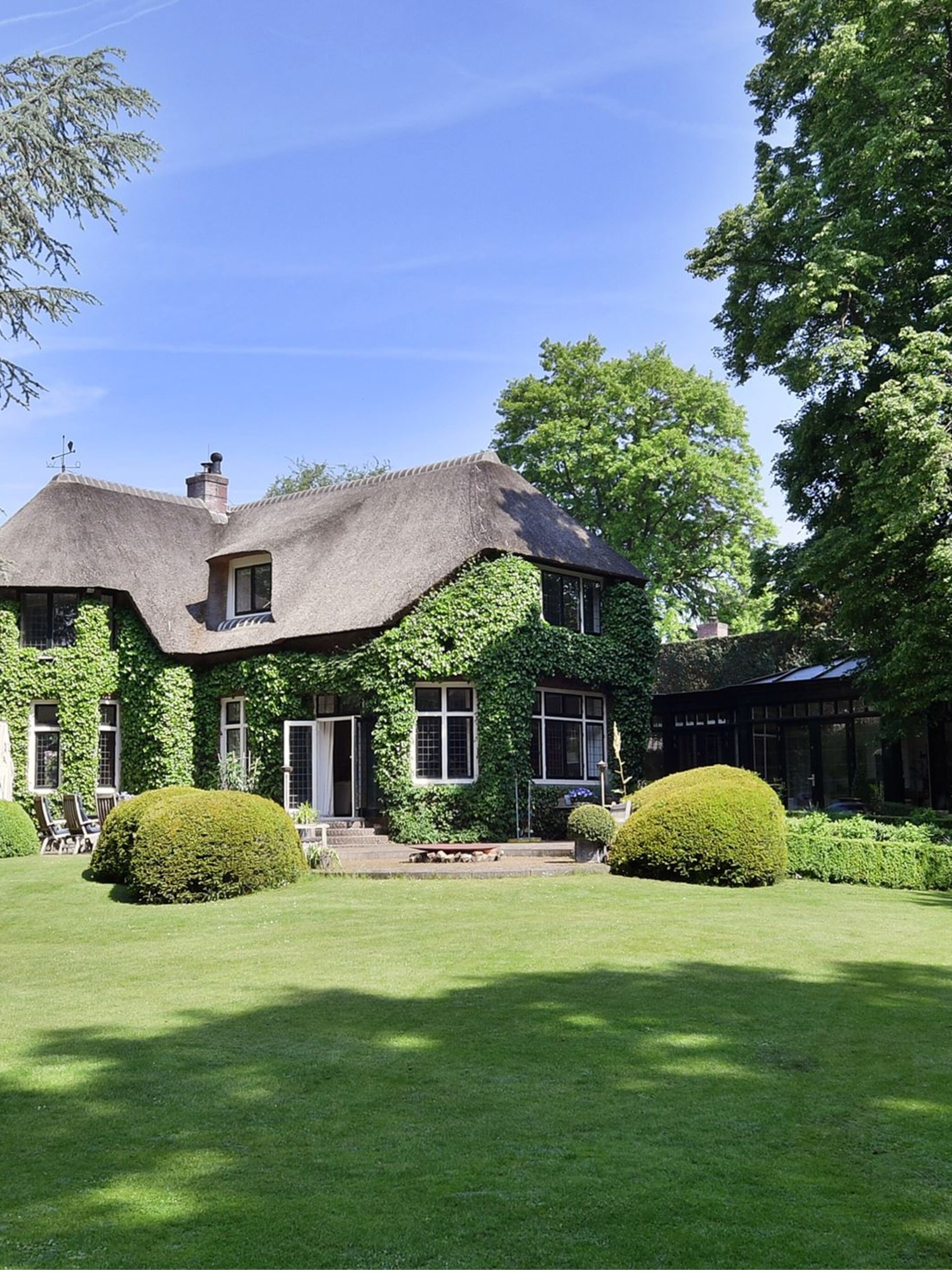 gespot op en top klassiek wonen in de gooische villa van voormalig de bijenkorf directeur