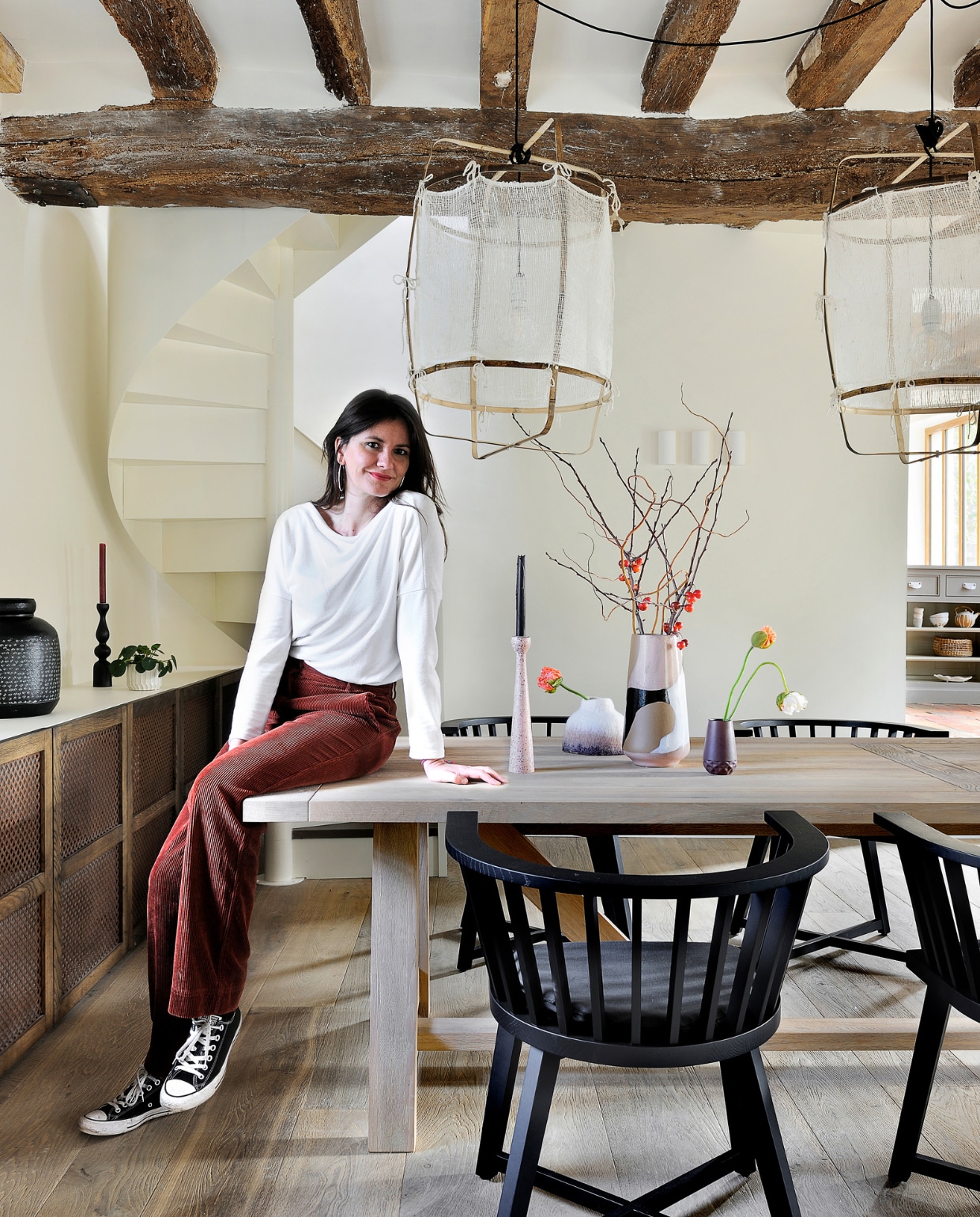 Tafel Arundel Neptune. Stoelen Bridge Gray Paola Navone voor Gervasoni. Lampen Z1 Black Ay Illuminate. Zwarte vaas Passage Vernet. Roze vaas HKliving. Kandelaren Kinta Atelier Germain. Lage vaas Fusion Muskhane. Overig onbekend. vtwonen special binnenkijken 03-2022 | fotografie Frenchie Cristogaton