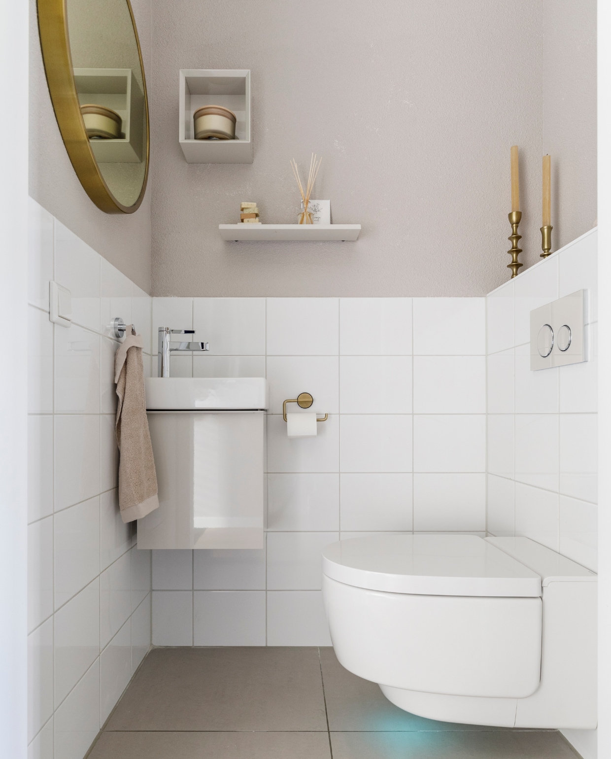 Flexa Creations muurverf Urban Taupe (flexa.nl). Behang Skin 300540, per rol € 76,95 (eijffinger.com). Fontein iCon, onderkast voor fontein iCon, douchewc AquaClean Mera Comfort, bedieningsplaat Sigma21, planchet iCon, alles prijs op aanvraag (geberit.nl). Toiletrolhouder van Tiger € 24,99 (vtwonen.nl). Overig privébezit. Weer verliefd op je huis aflevering 6 seizoen 17 | Styling Marianne Luning | Fotografie Margriet Hoekstra