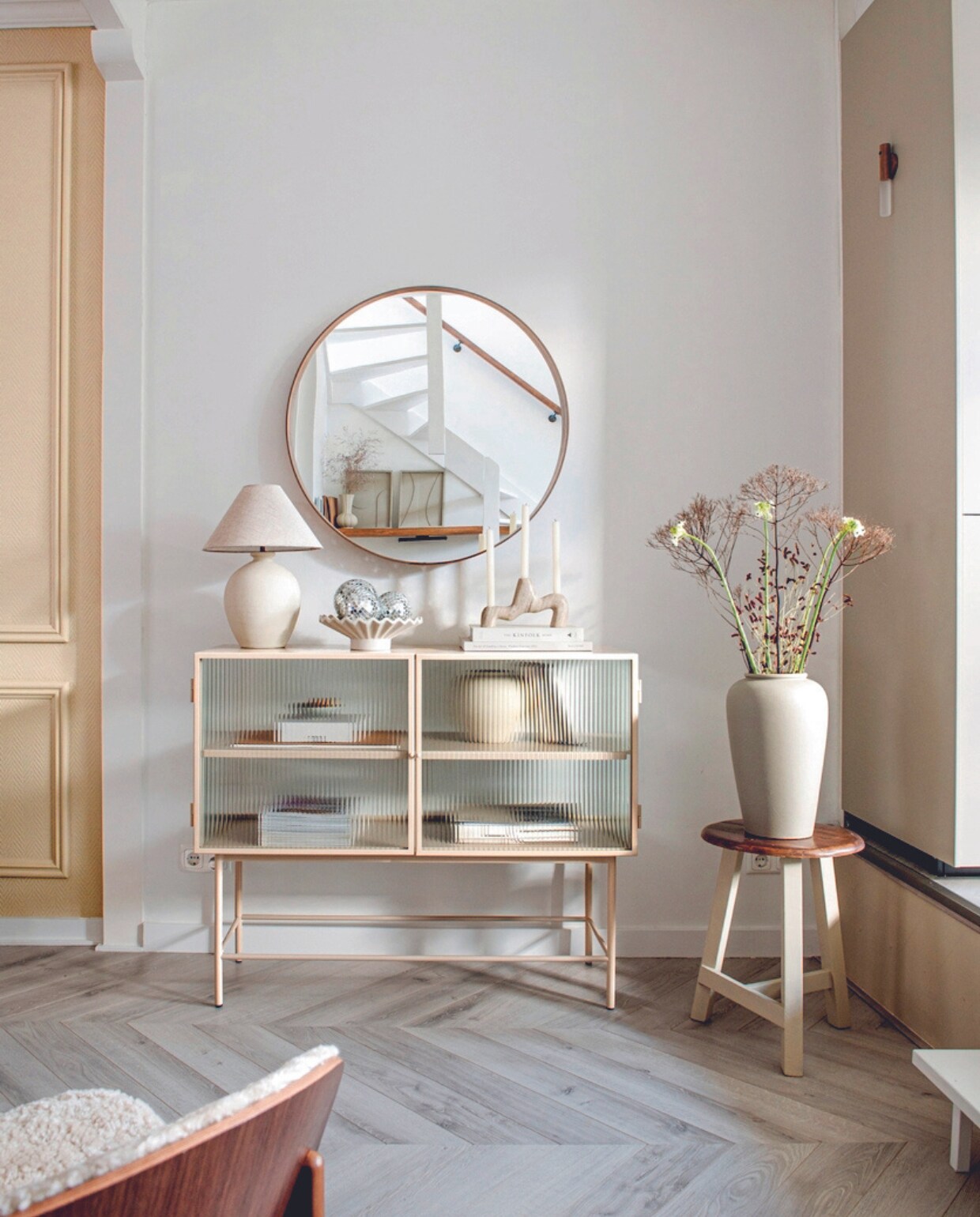 Muurverf links Clay van Painting The Past, zijpaneel keuken geverfd in NCS S 3005-Y20R. Dressoir Haze van Ferm Living, wandspiegel Ikea, lampenvoet Zara Home. Lampenkap en schaal H&amp;M Home. Discoballen vtwonen, kandelaar Things I Like Things I Love, wandlamp Temu. Koffietafelboeken Kinfolk en Ferm Living. Kruk en vaas kringloop. Overig onbekend. vtwonen 04-2024 | productie De Binnenkijkers | fotografie Caroline Coehorst | styling Jeske Weel