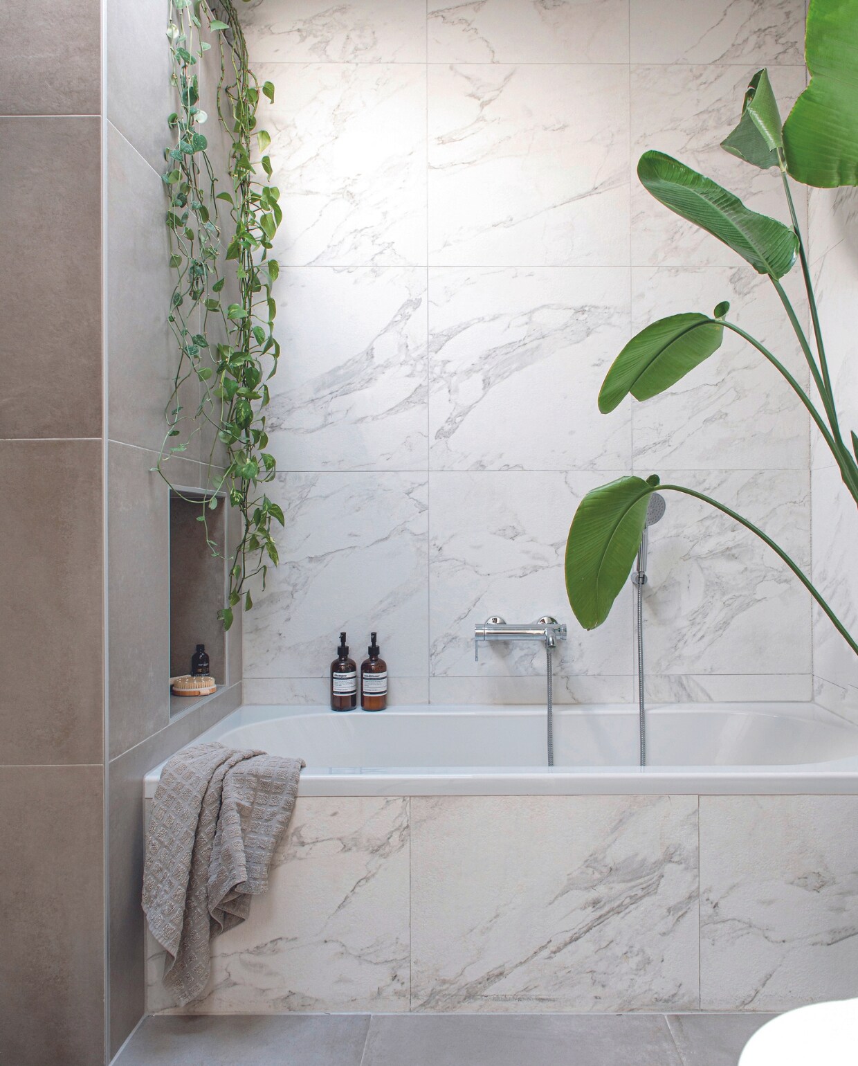 Badkamer was al aanwezig. Overig onbekend. vtwonen 04-2024 | productie De Binnenkijkers | fotografie Caroline Coehorst | styling Jeske Weel
