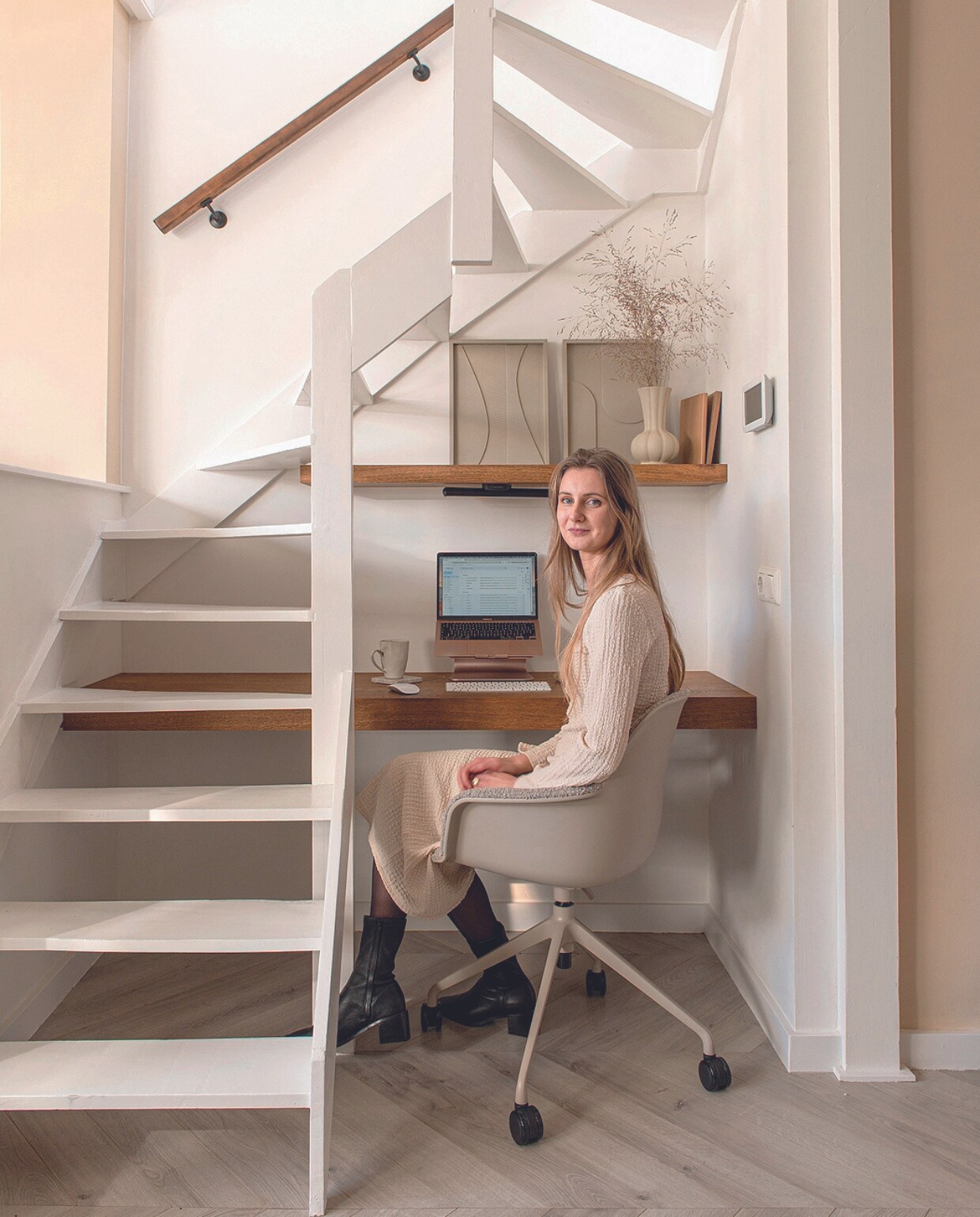 Bureau en wandplank op maat gemaakt door Meubelatelier Sand-Ambacht. Bureaustoel Albert Kuip van Zuiver. Schilderijen Kruidvat, geverfd. Vaas kringloop, laptopstandaard Rain Design van mStand, mok Casa. Overig onbekend vtwonen 04-2024 | productie De Binnenkijkers | fotografie Caroline Coehorst | styling Jeske Weel