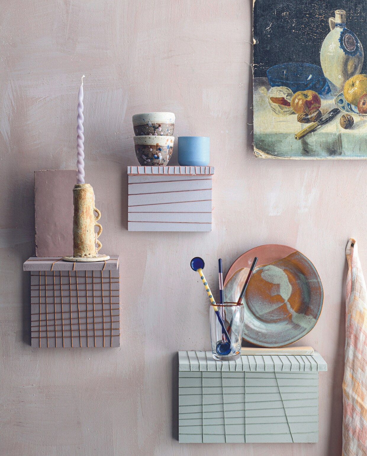 Blauwe mok € 35,-, gespikkelde keramieken mokken Wooolken € 35,-, bord Antique Plate van Maitoinen € 45,-, kandelaar La Finca van Oikos Estudio vanaf € 55,-, theedoek Spring van Lemuel MC London € 30,- (atelierhop.com). Glas € 6,99, glazen lepels € 15,99 (zarahome.com). Gebundelde kaarsen, set van 50 € 22,- (minimuc.shop). Overig privébezit. vtwonen 04-2024 | styling Myla Griese | fotografie Louis Lemaire