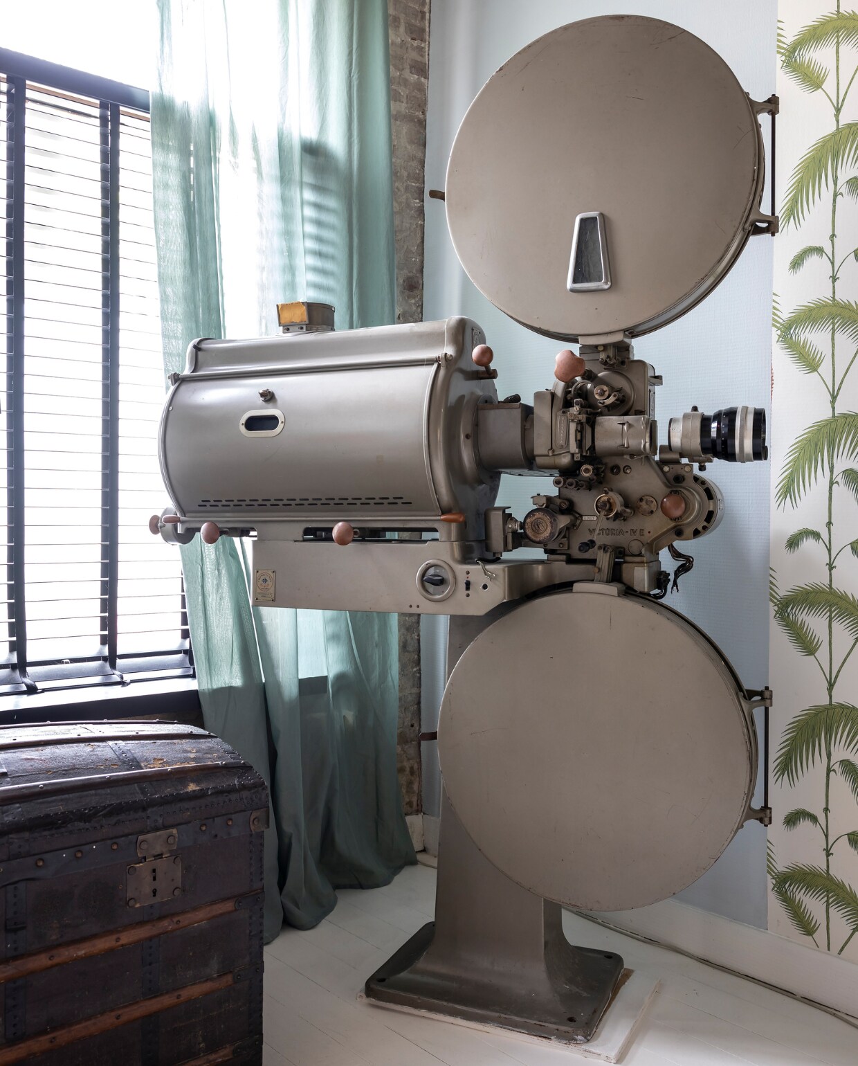 Filmprojector uit de bioscoop in Vlissingen. Behang Cole &amp; Son. vtwonen binnenkijken special 131-2024 | fotografie Henny van Belkom