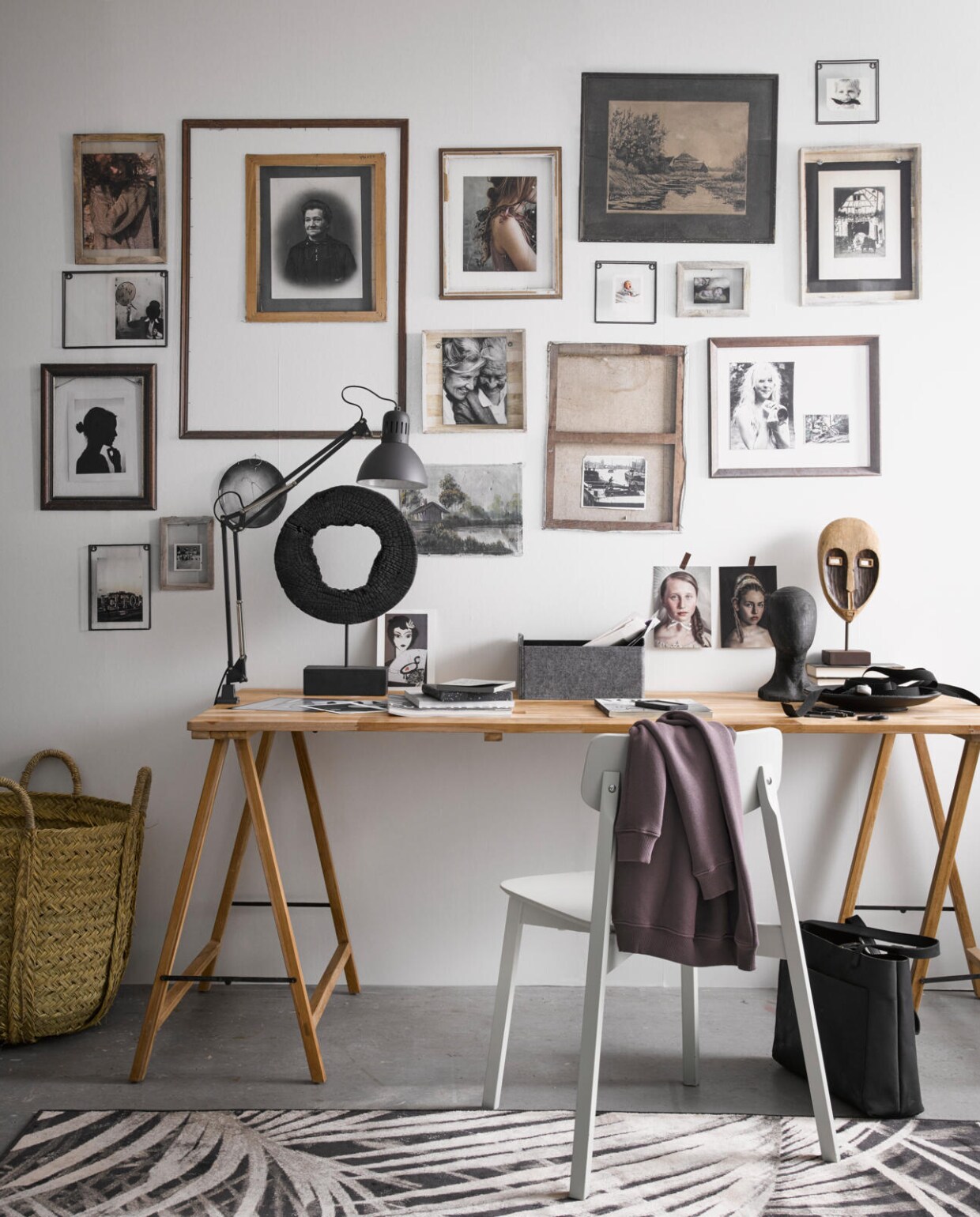 m.m.v. HK Living (tafel, ornamenten). Zuiver (karpet). Ikea (bureaulamp, vilten mandje). Household Hardware (rieten mand). Stoel via vtwonen.nl. Overig privébezit. vtwonen 01-2018 | Productie Inge Steketee | Styling Fietje Bruijn | Fotografie Alexander van berge