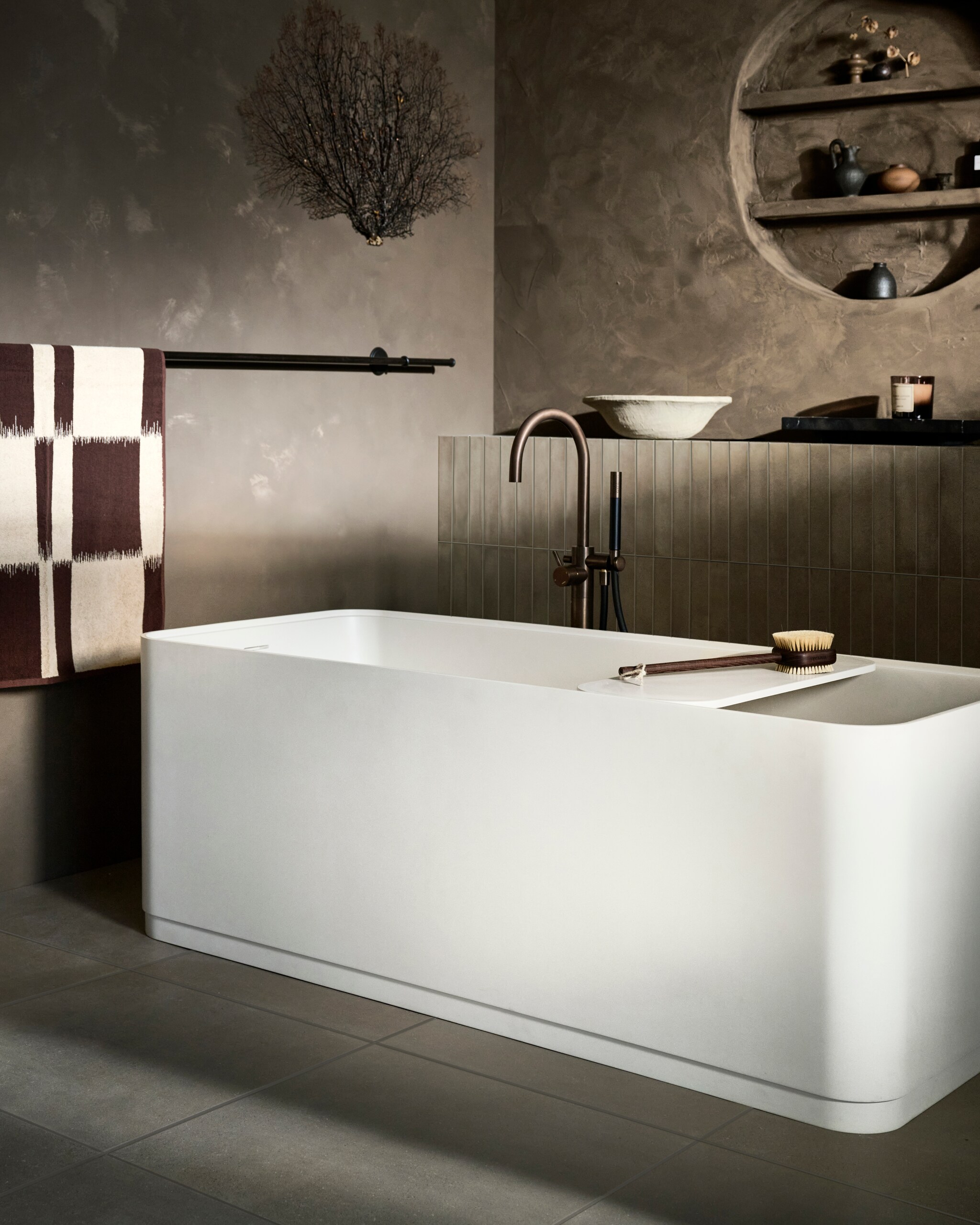 Top solid bad Soft Edge in matzand, 160x73x59,5 cm (lxbxh), 200 liter € 4970,-. Vloer: vloer- en wandtegel Earth Argilla, 60x60 cm, per m² € 64,50. Achterwand: wandtegel Earth Argilla, 5x30 cm, per m² € 79,50. vtwonen 06-2024 | styling Kim van Rossenberg | fotografie Sjoerd Eickmans