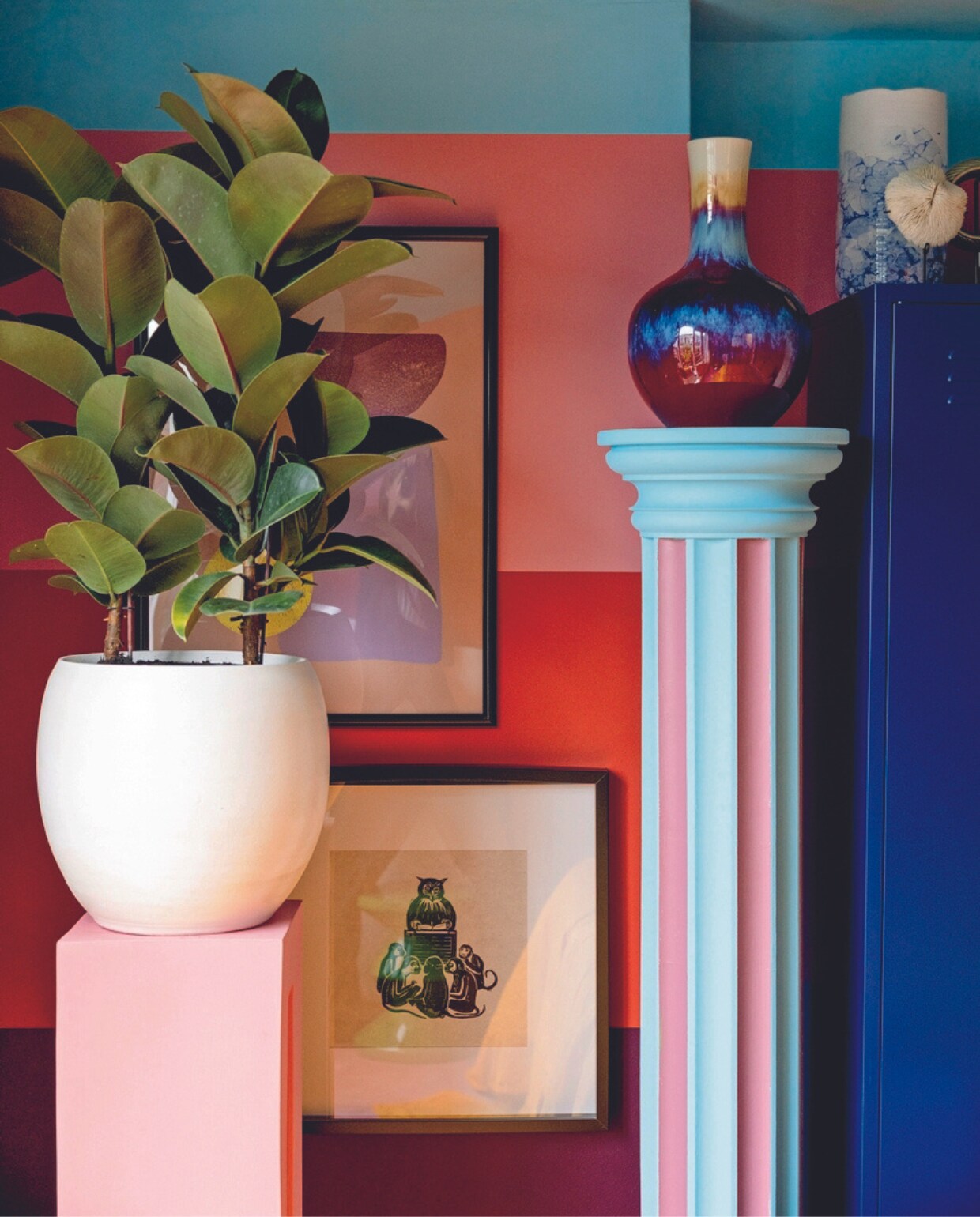 Bloempot tuincentrum, zuilen Marktplaats, vaas Polspotten, kunstwerk boven Etsy, kunstwerk onder Peter Alma. Overige accessoires kringloopwinkel. vtwonen 04-2024 | styling Ilona Jongepier | fotografie Dana van Leeuwen
