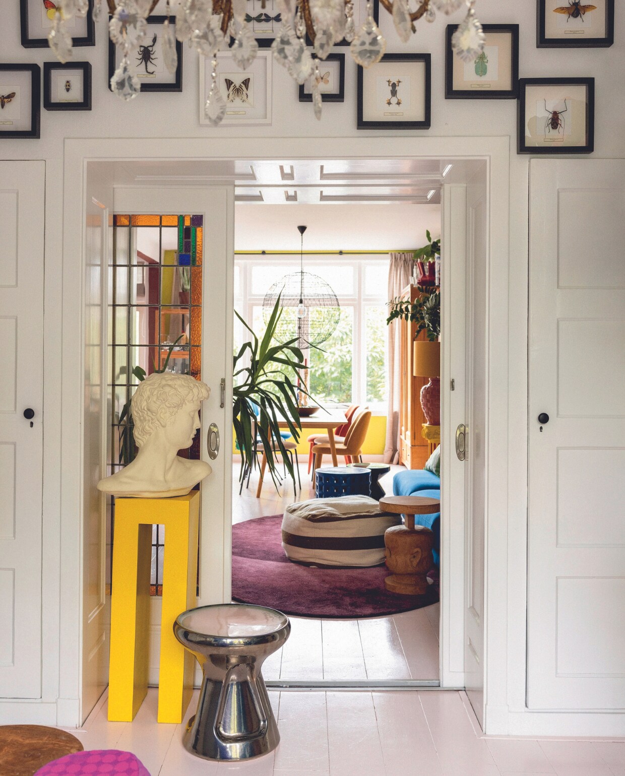 Verzameling lijsten met insecten De Museumwinkel en Luxury by Nature. Zuil en beeld Marktplaats. Kruk Studio Roderick Vos. vtwonen 04-2024 | styling Ilona Jongepier | fotografie Dana van Leeuwen