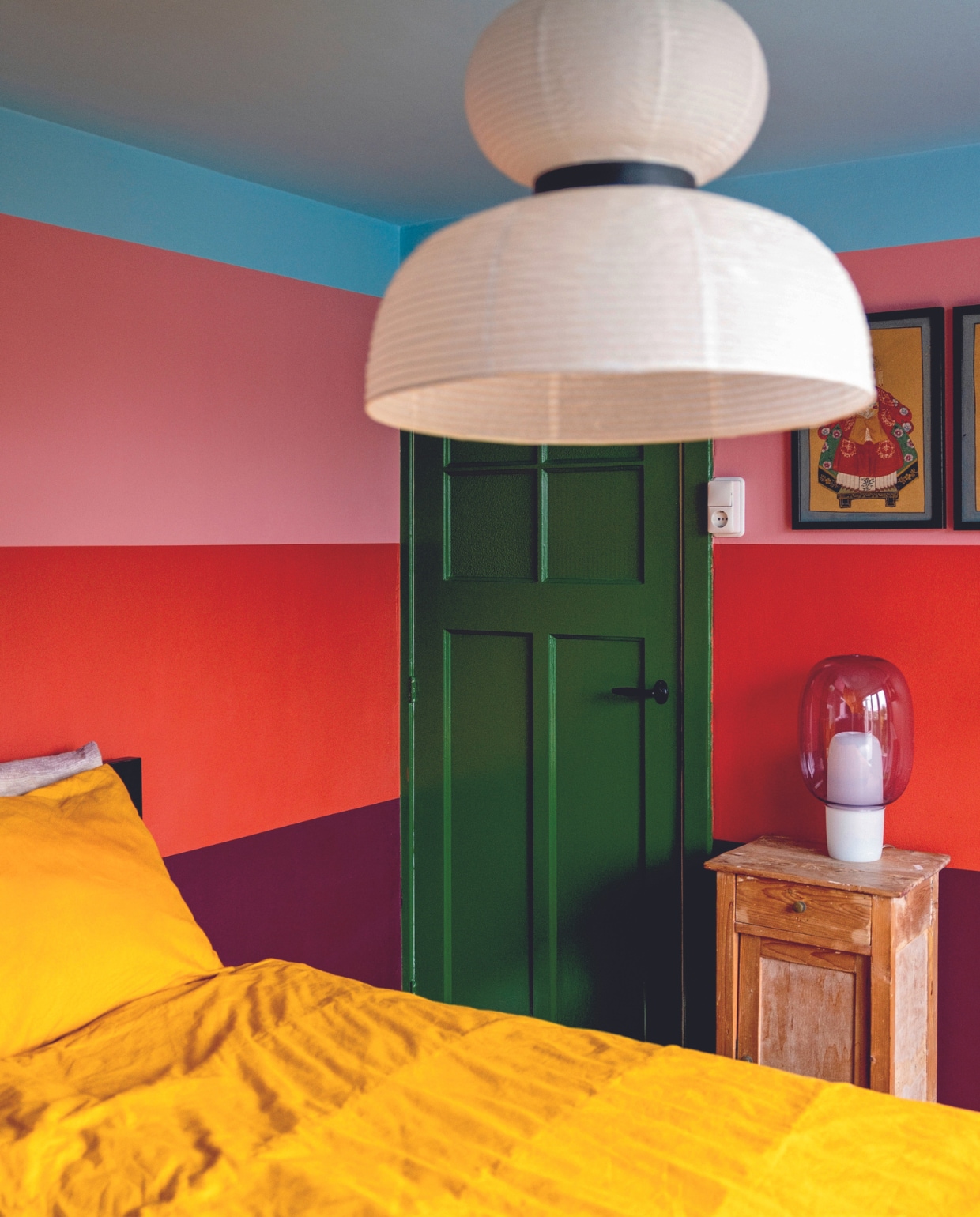 Beddengoed Beter Bed, hanglamp &amp;tradition, nachtkastje familiestuk, tafellamp Foscarini, schilderij Catawiki. vtwonen 04-2024 | styling Ilona Jongepier | fotografie Dana van Leeuwen