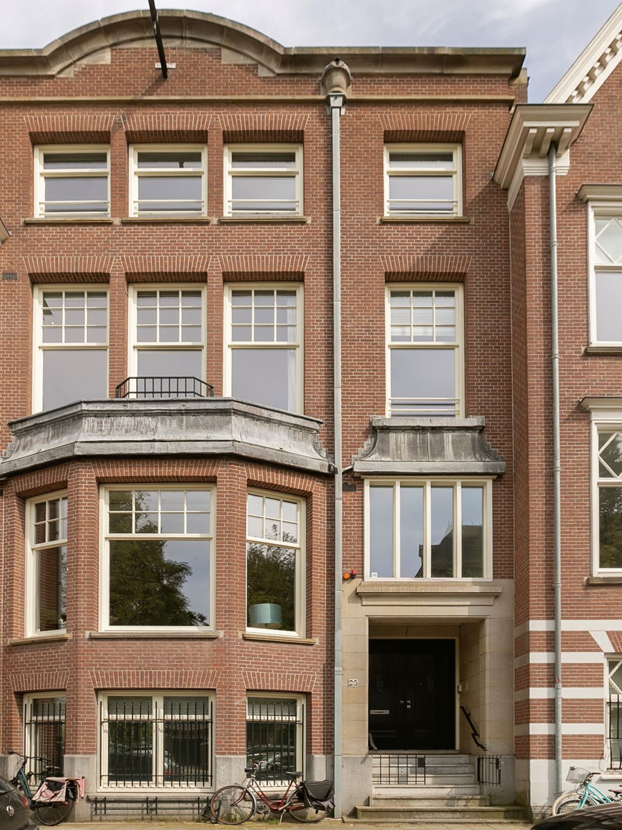 gespot het kleurrijke herenhuis van tv presentator ivo niehe smelten klassiek en modern perfect samen