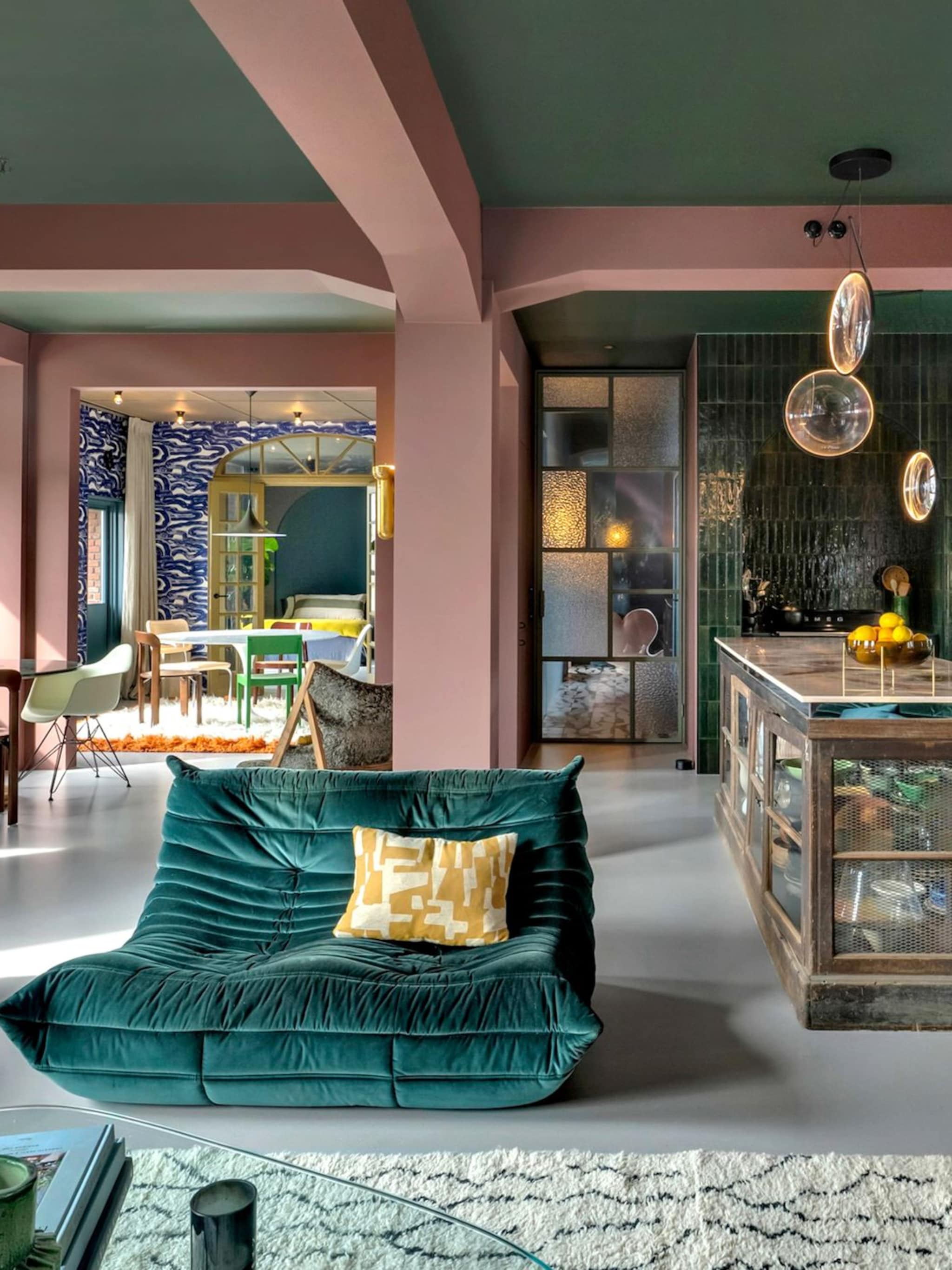 gespot het kleurrijke stadsappartement van interieurstylist theo bert pot